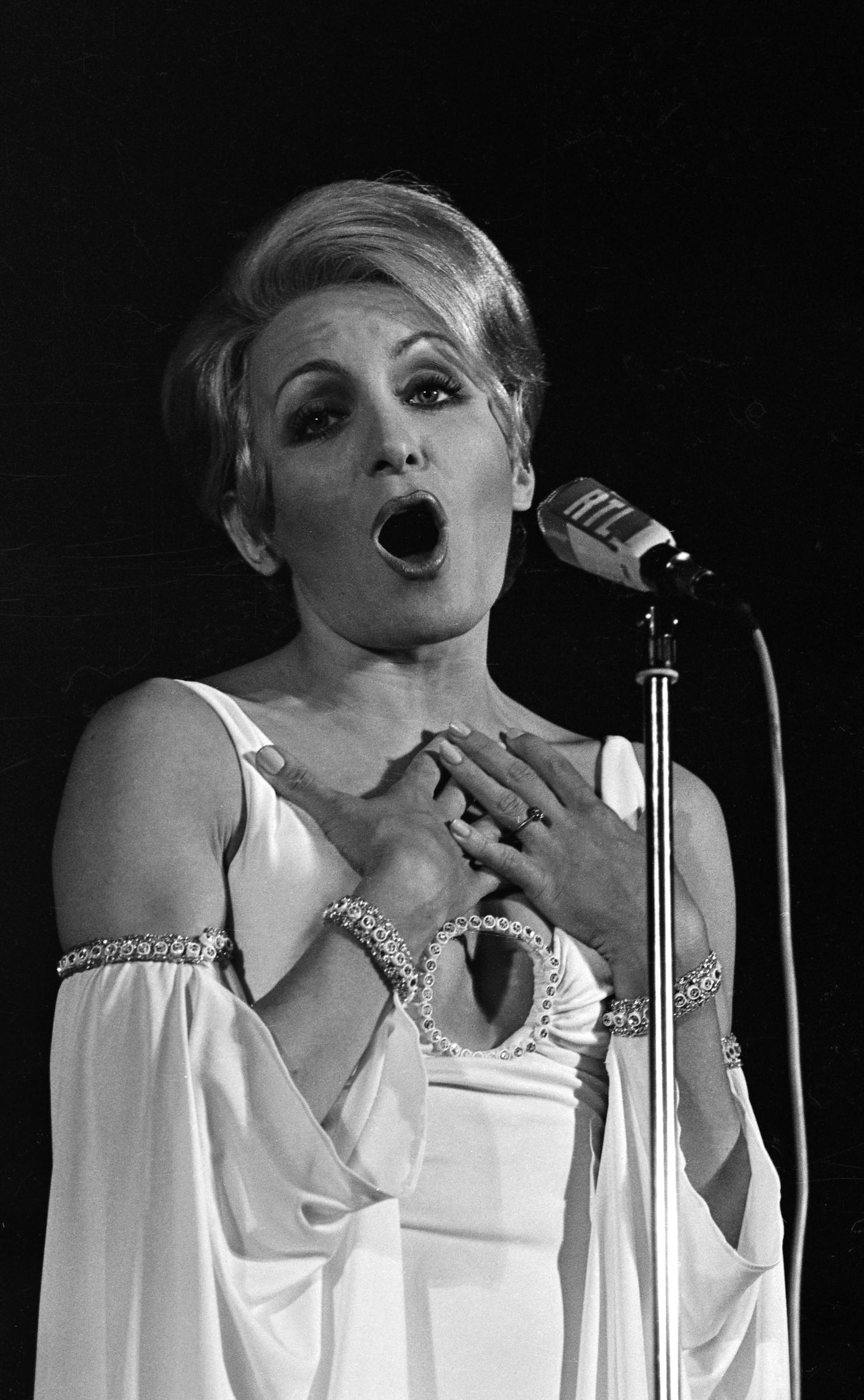 Nicole Croisille sur scène à la Rose d'or d'Antibes, en juillet 1969 I Source : Getty Images