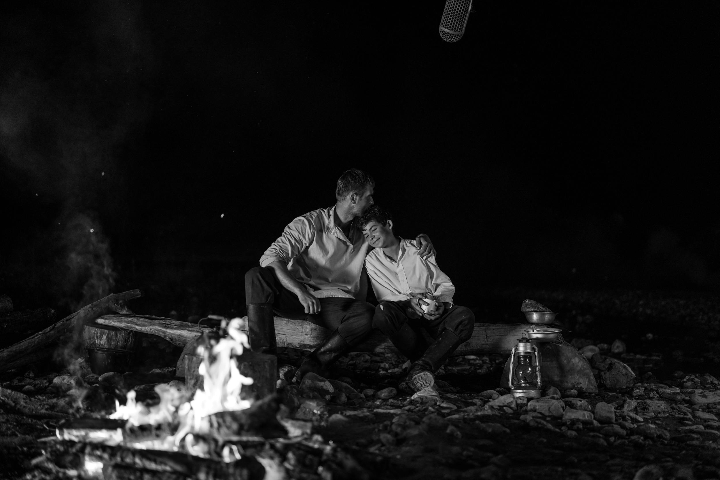 Un père et son fils en train de camper | Source : Pexels