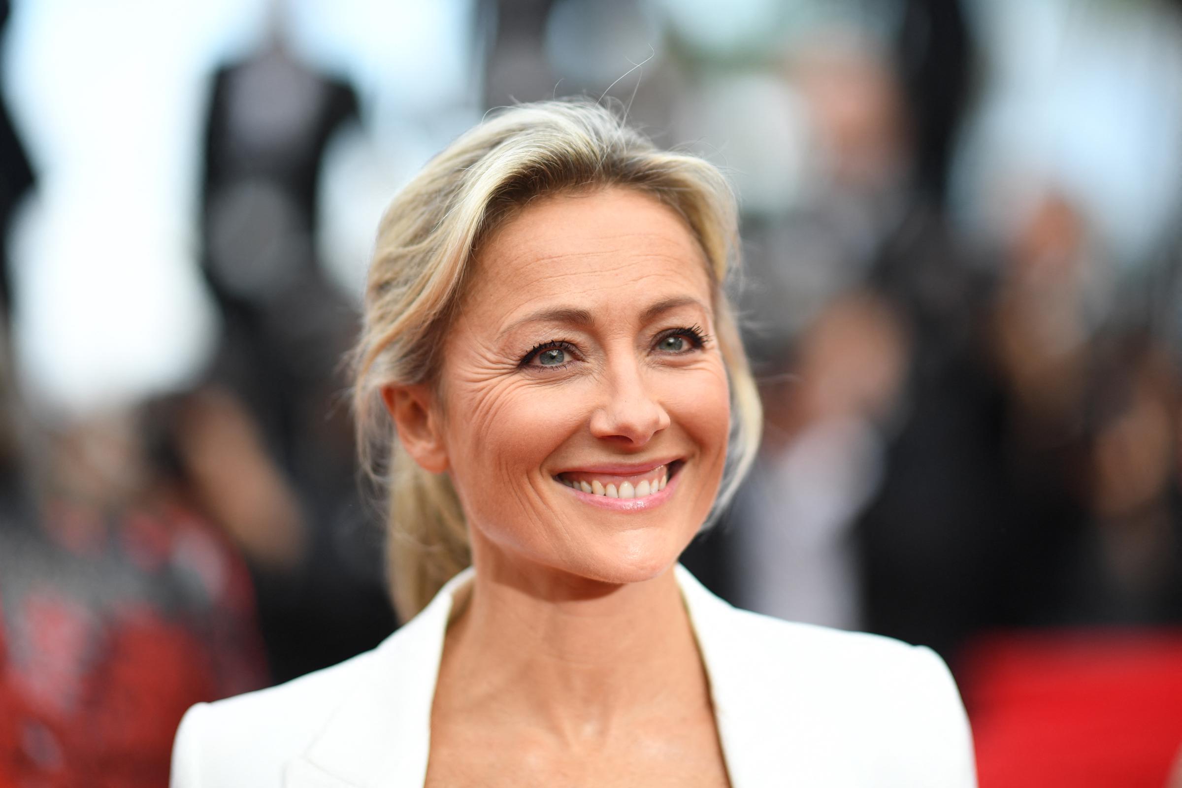 La journaliste française Anne-Sophie Lapix pose à son arrivée le 18 mai 2018 pour la projection du film "Le poirier sauvage (Ahlat Agaci)" lors de la 71e édition du Festival de Cannes à Cannes, dans le sud de la France. (Photo by Loic VENANCE / AFP) (Photo by LOIC VENANCE/AFP via Getty Images)