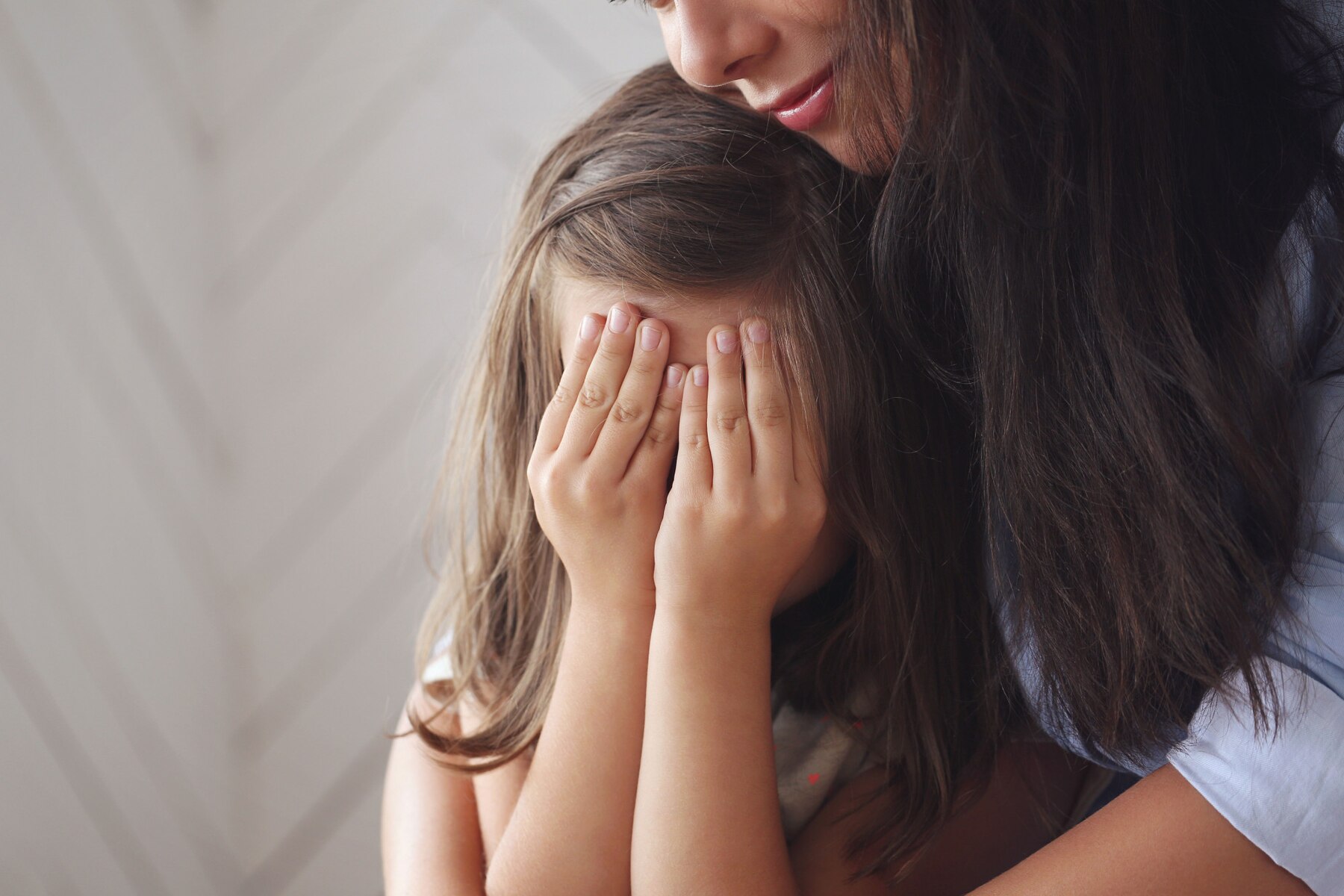 Une femme qui serre son enfant en pleurs dans ses bras | Source : Freepik