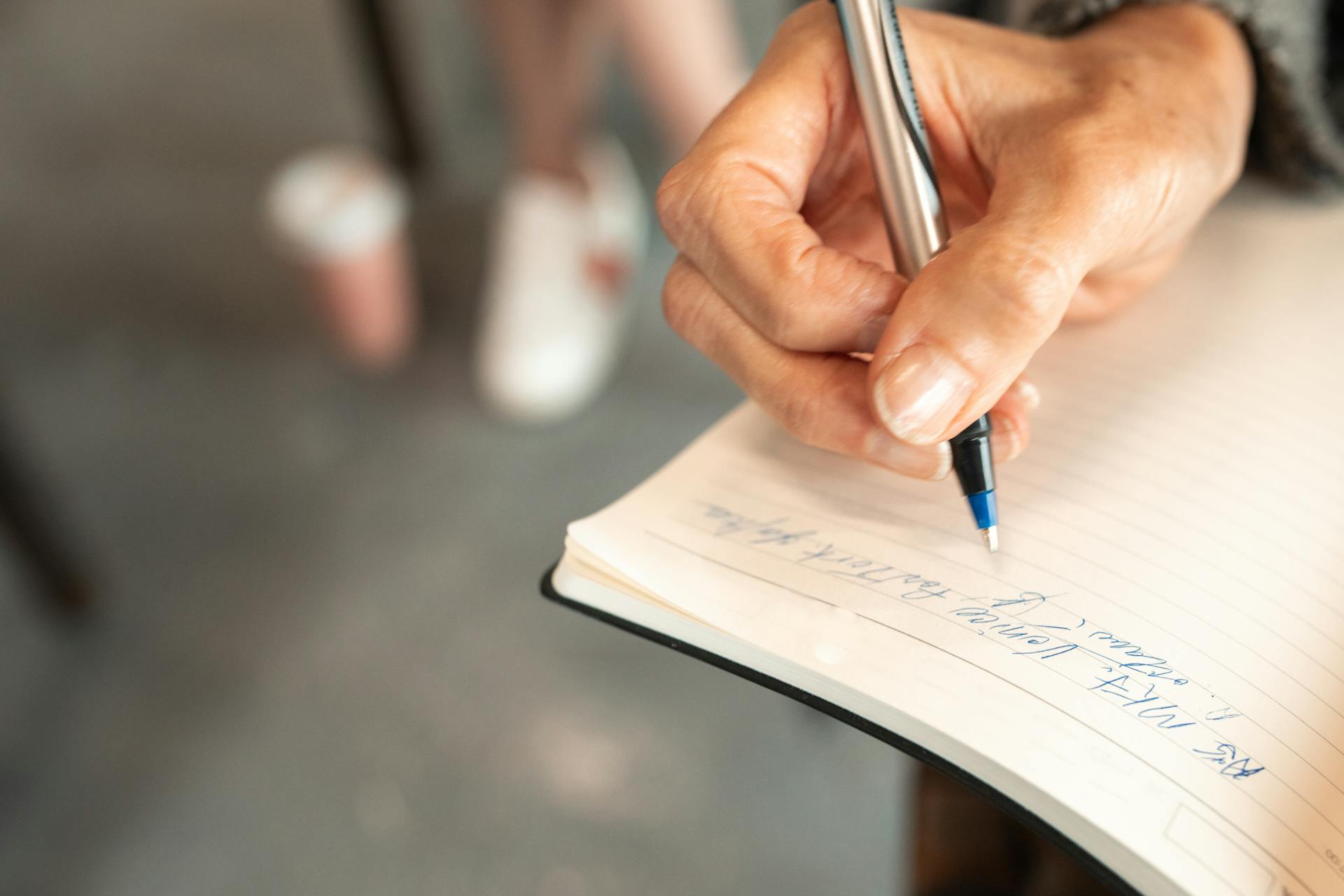 Une femme qui écrit dans un cahier | Source : Pexels