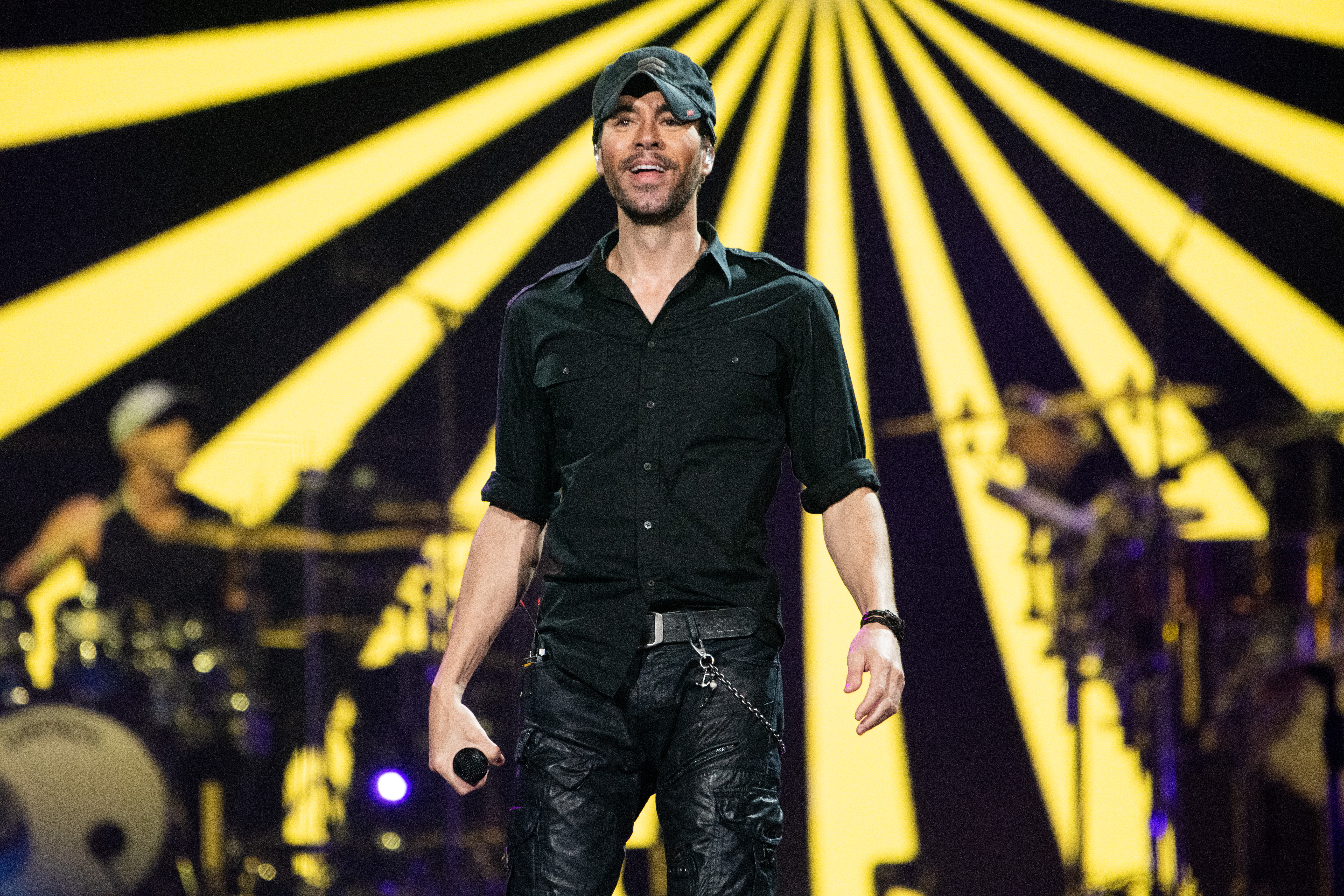 Enrique Iglesias sur scène au Staples Center le 19 novembre 2021 à Los Angeles, Californie. | Source : Getty Images