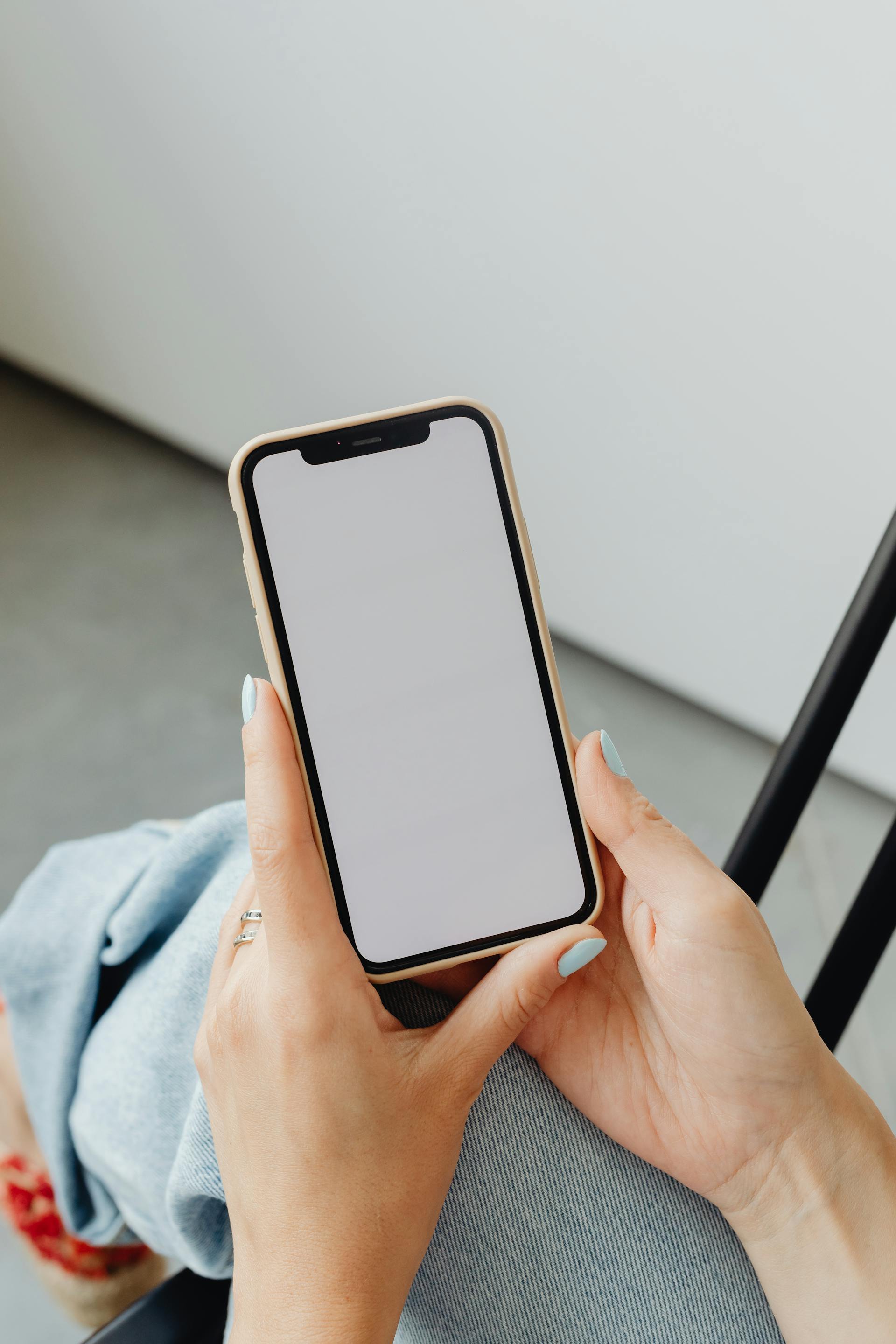 Gros plan sur une femme tenant un smartphone | Source : Pexels