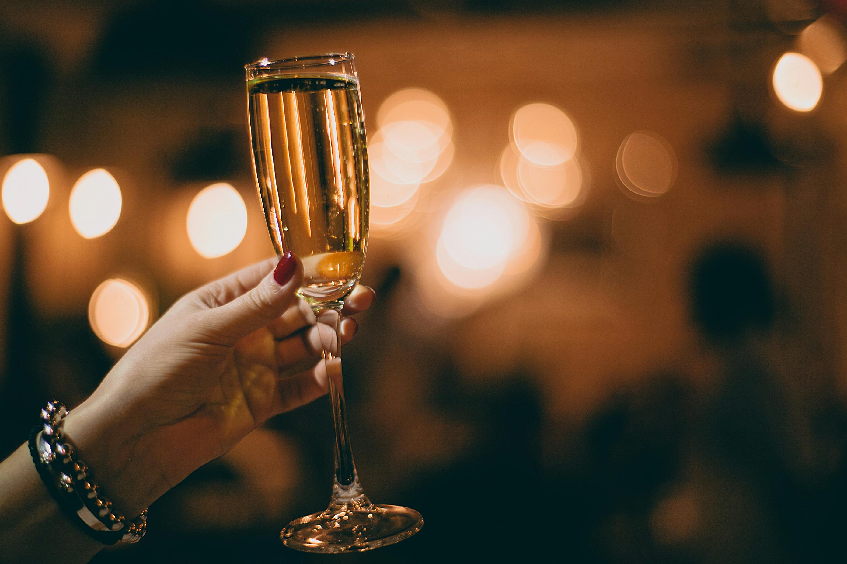 Une femme lève son verre pour porter un toast | Source : Pexels