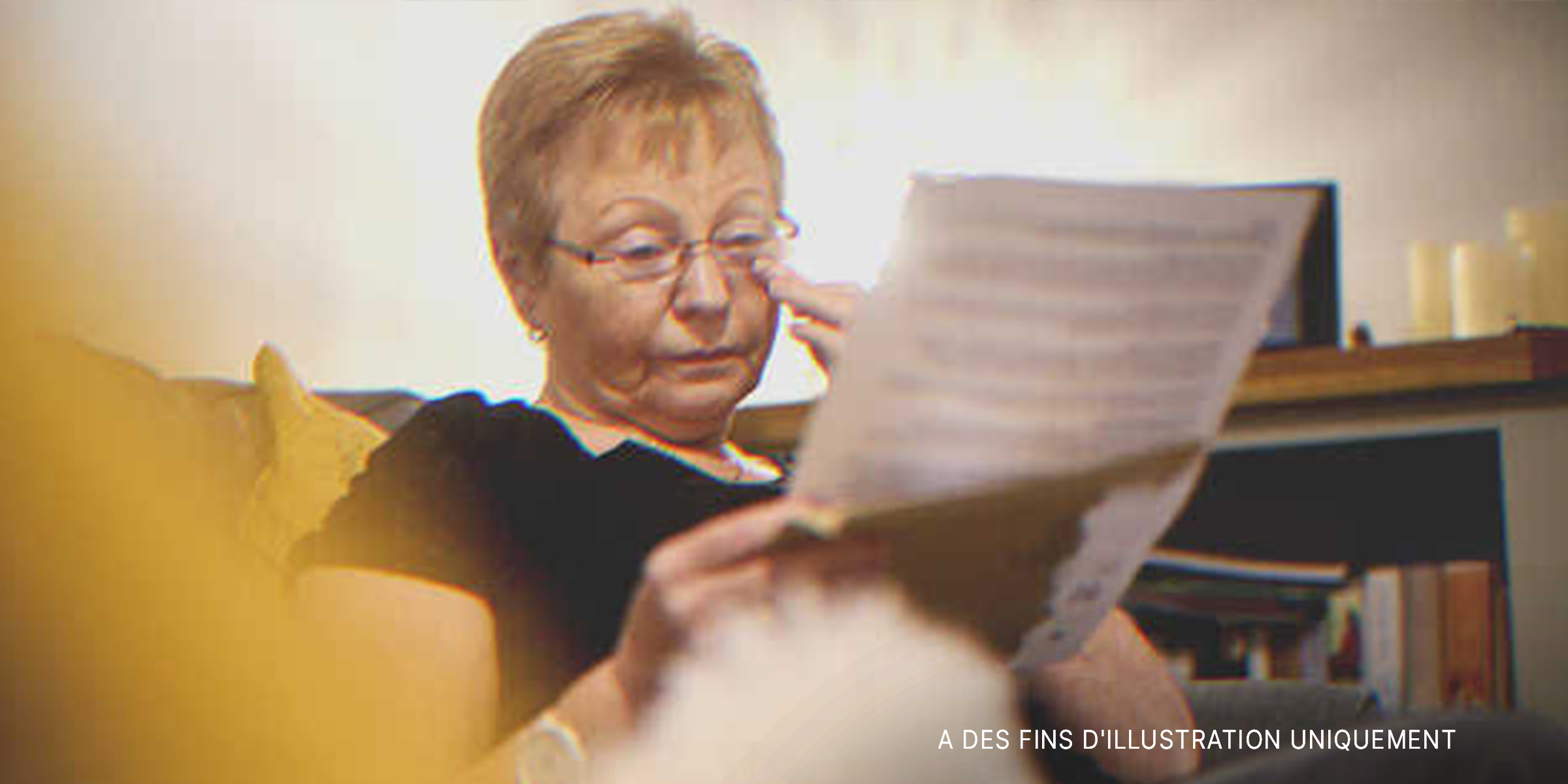 Une femme âgée lisant une lettre | Source : Getty Images