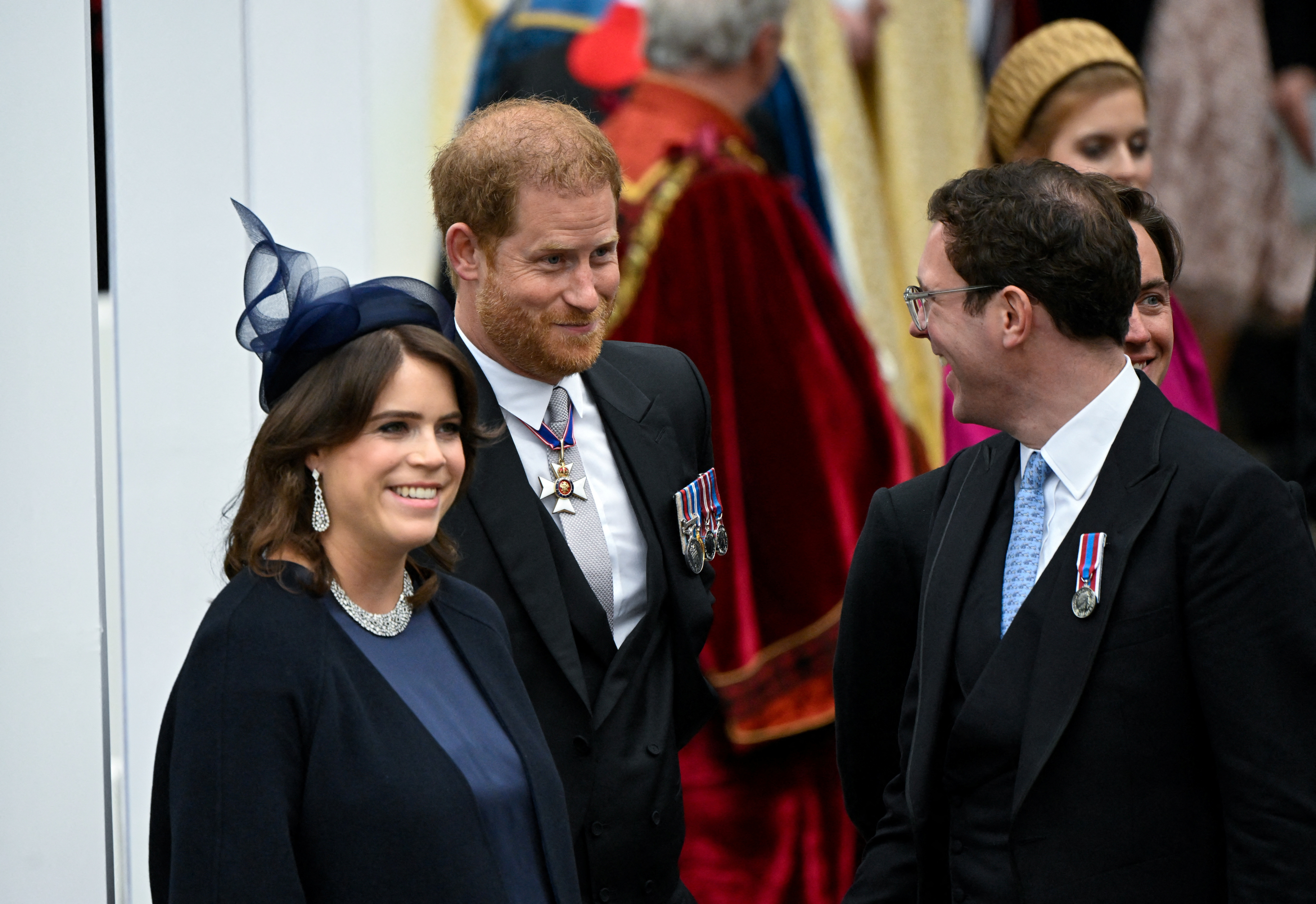 Le prince Harry interagit avec la princesse Eugénie et son mari, Jack Brooksbank, lors du couronnement du roi Charles III et de la reine Camilla à Londres, en Angleterre, le 6 mai 2023 | Source : Getty Images