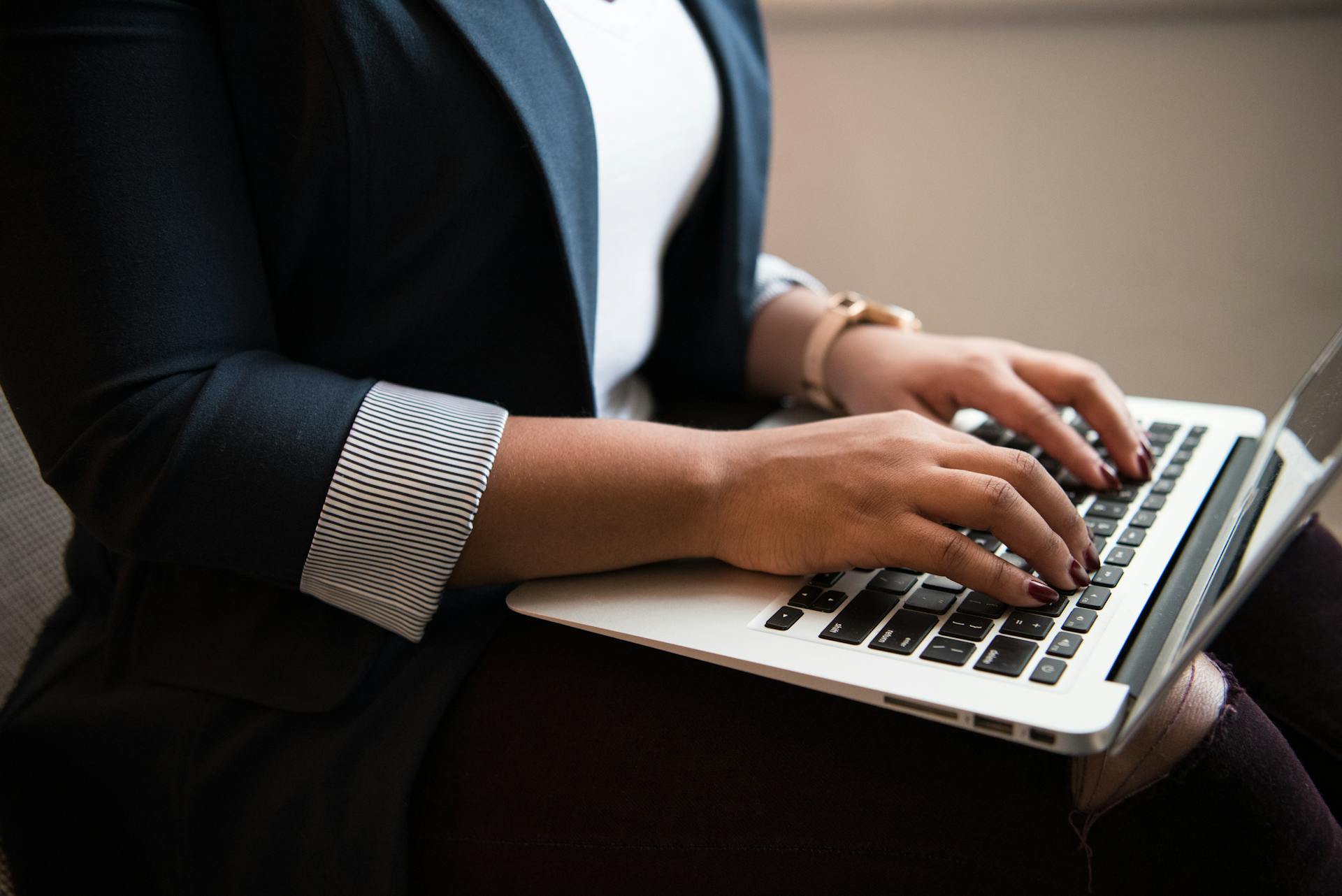 Une femme utilisant un ordinateur portable | Source : Pexels