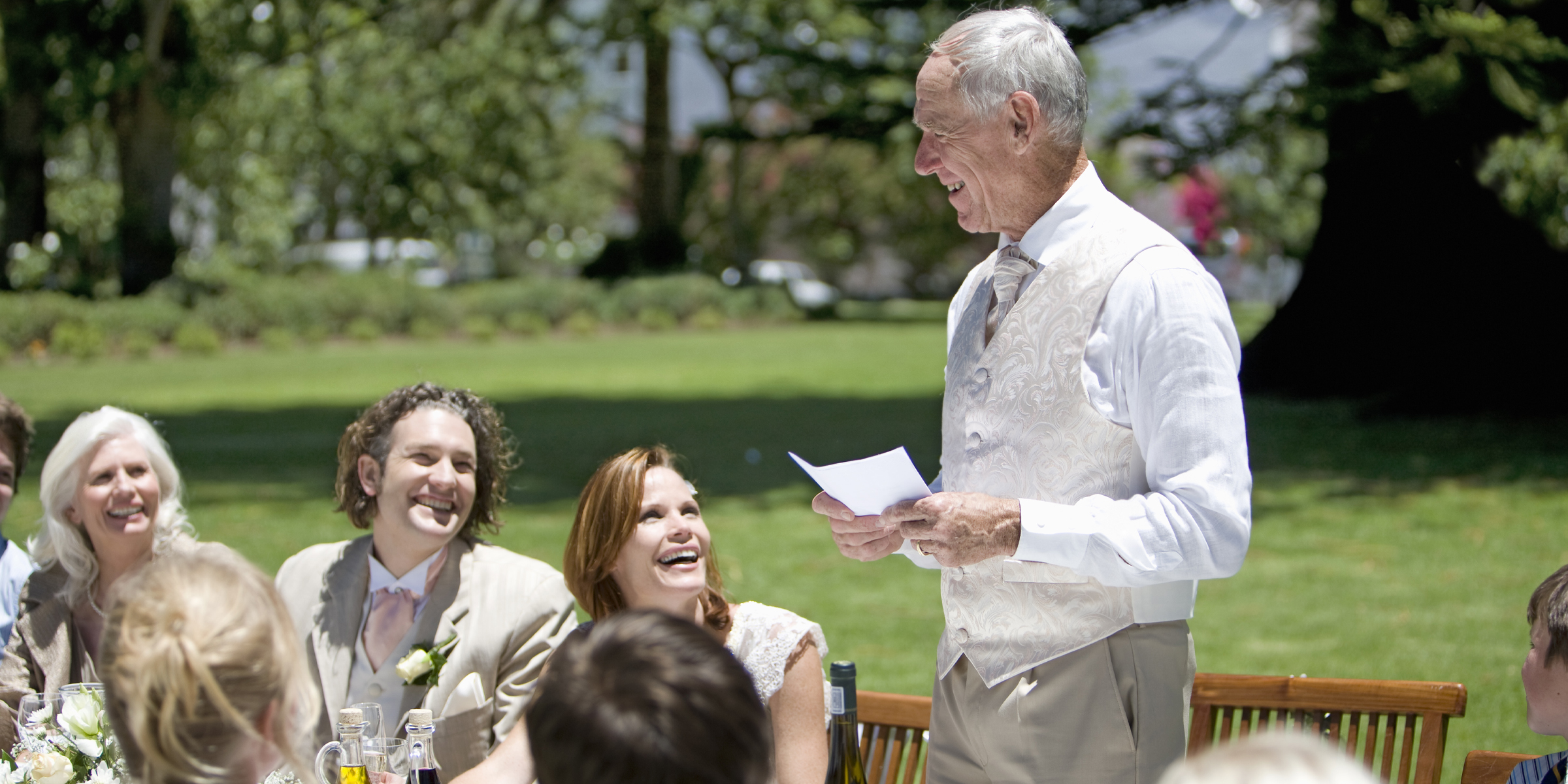 Un homme prononçant un discours lors d'un mariage | Source : Shutterstock