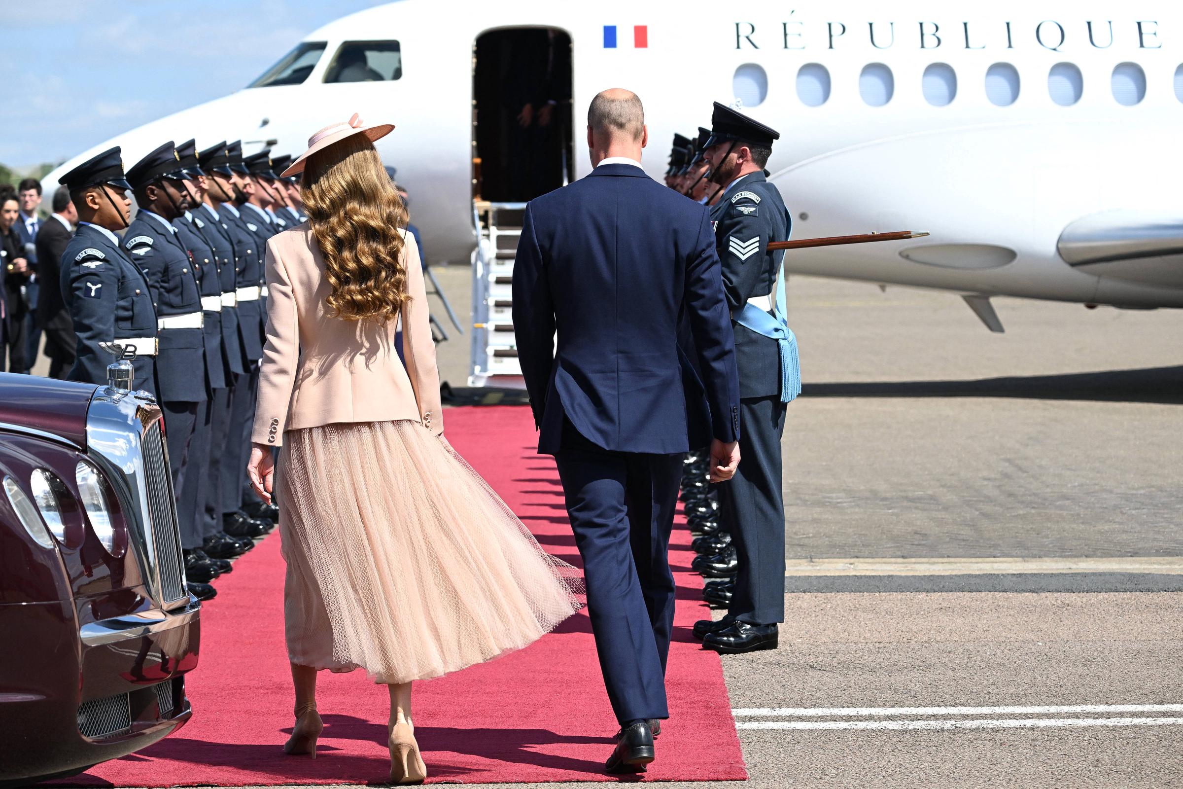 La princesse Catherine et le prince William se préparant à accueillir le président français Emmanuel Macron et la première dame Brigitte Macron. Les mèches doucement bouclées de la princesse sont bien en évidence.