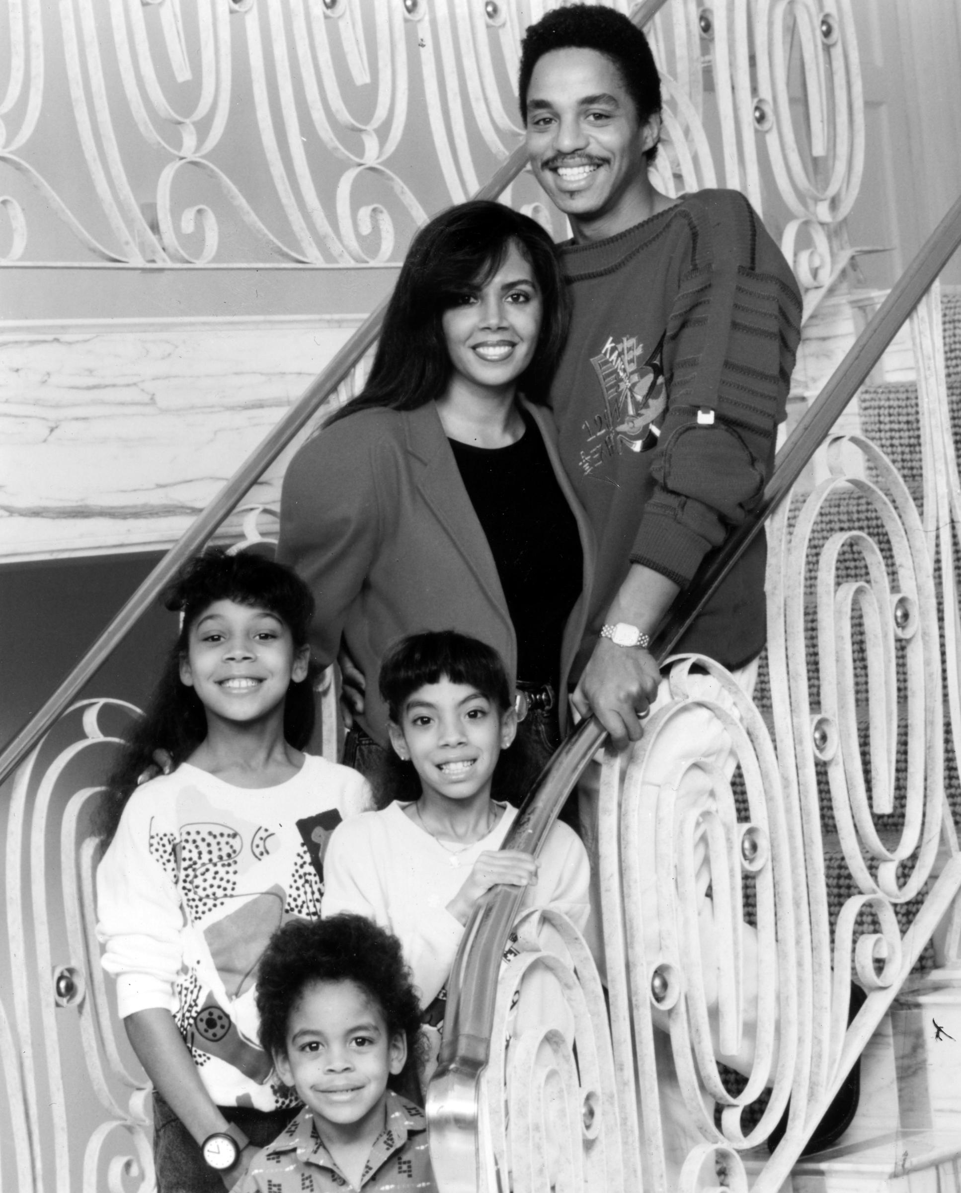 Marlon Jackson avec sa femme Carol et ses trois enfants Valencia, Brittany et Marlon Jr. vers 1975. | Source : Getty Images