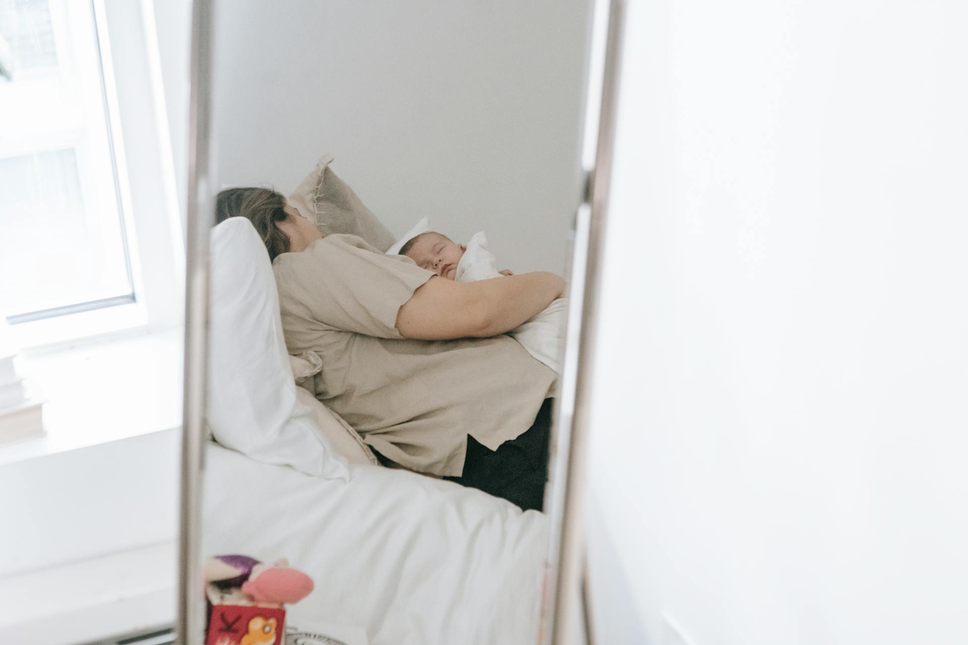 Femme avec son bébé dans la chambre à coucher | Source : Pexels