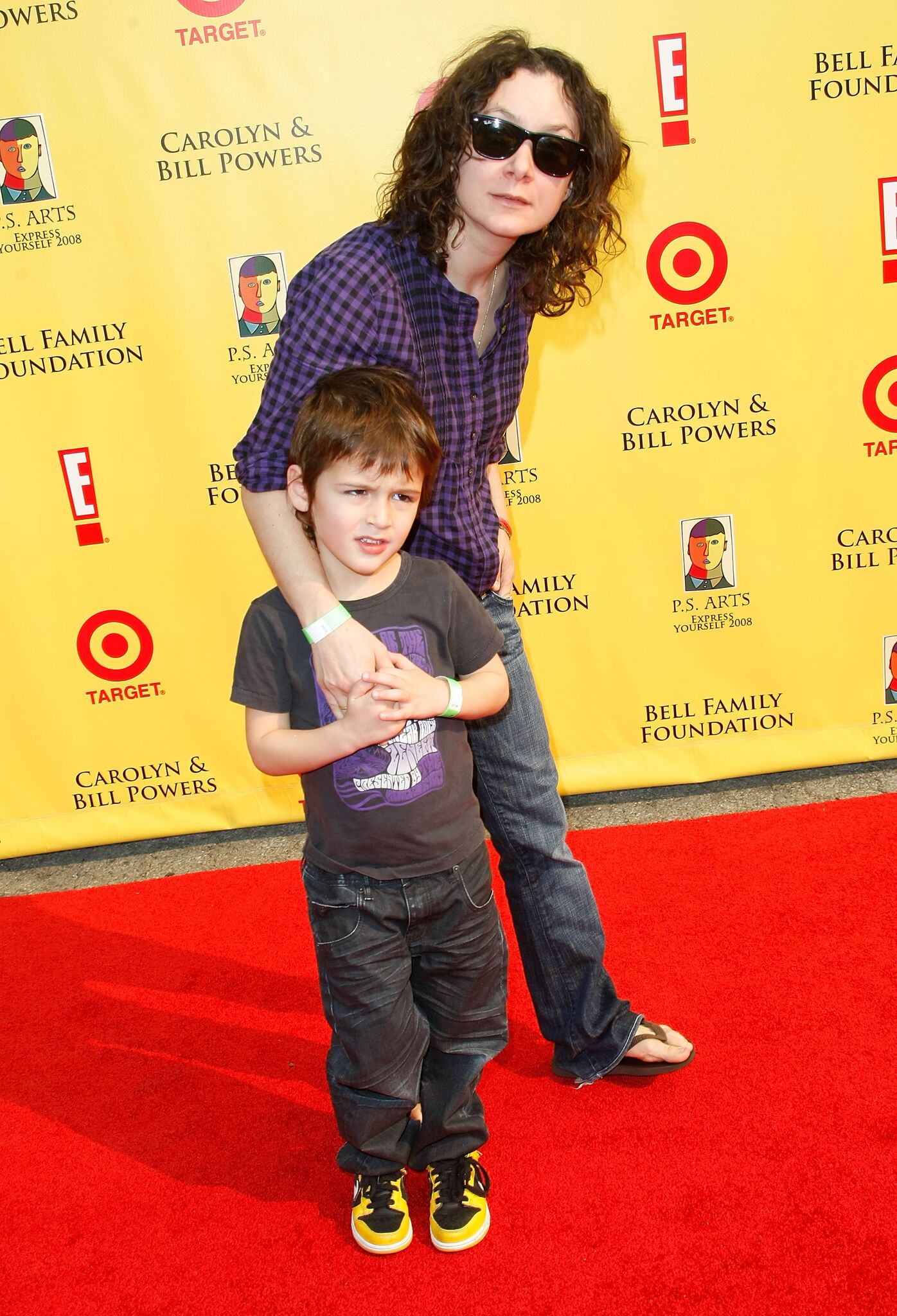 Sara Gilbert et son fils Levi Hank Gilbert-Adler arrivent au PS Arts "Express Yourself 2008" à Barker Hanger |  Getty Images
