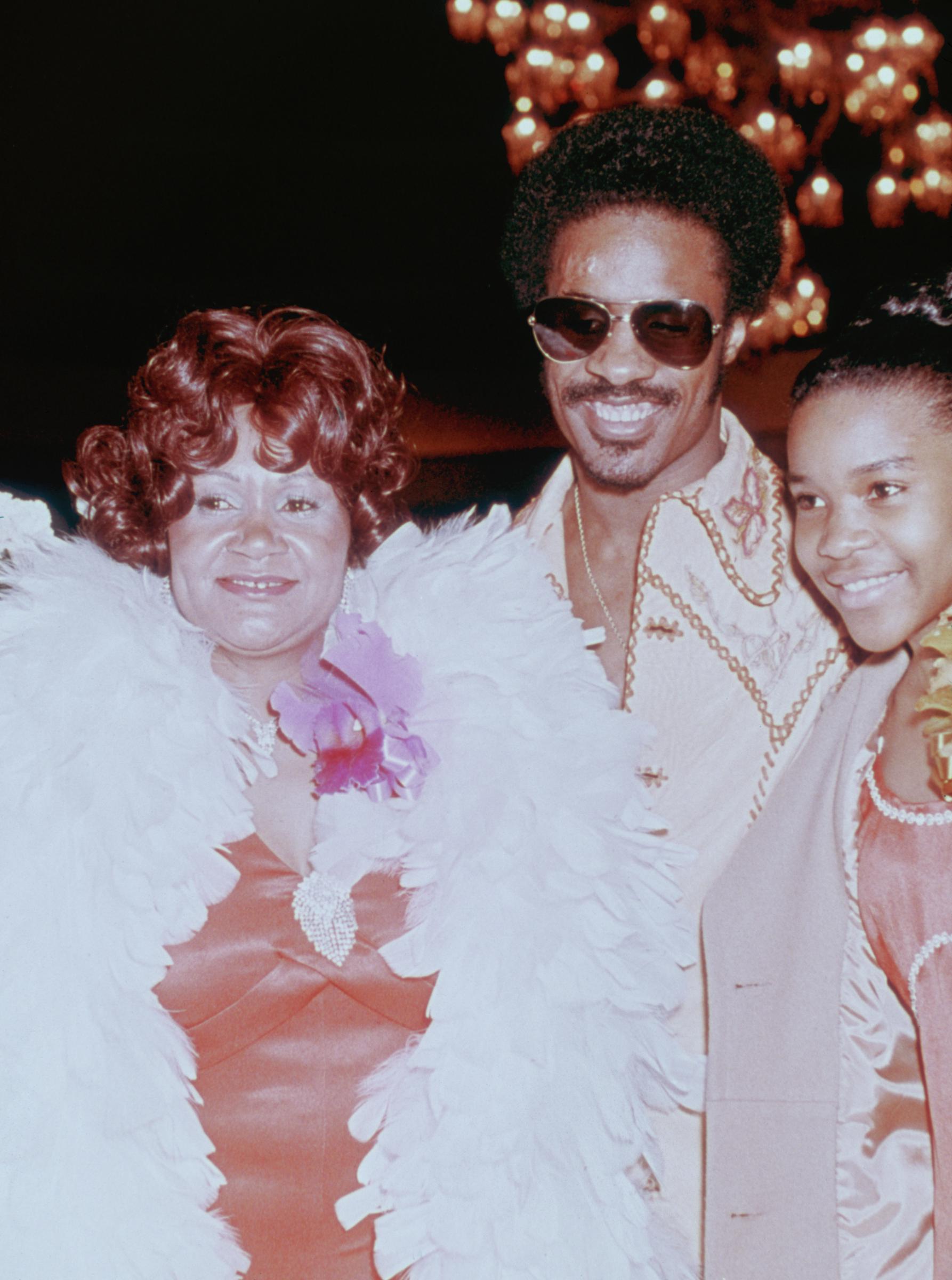 Lula Mae Hardaway, Stevie Wonder et sa sœur lors de la remise des Grammy Awards, le 2 mars 1974, à Hollywood. | Source : Getty Images