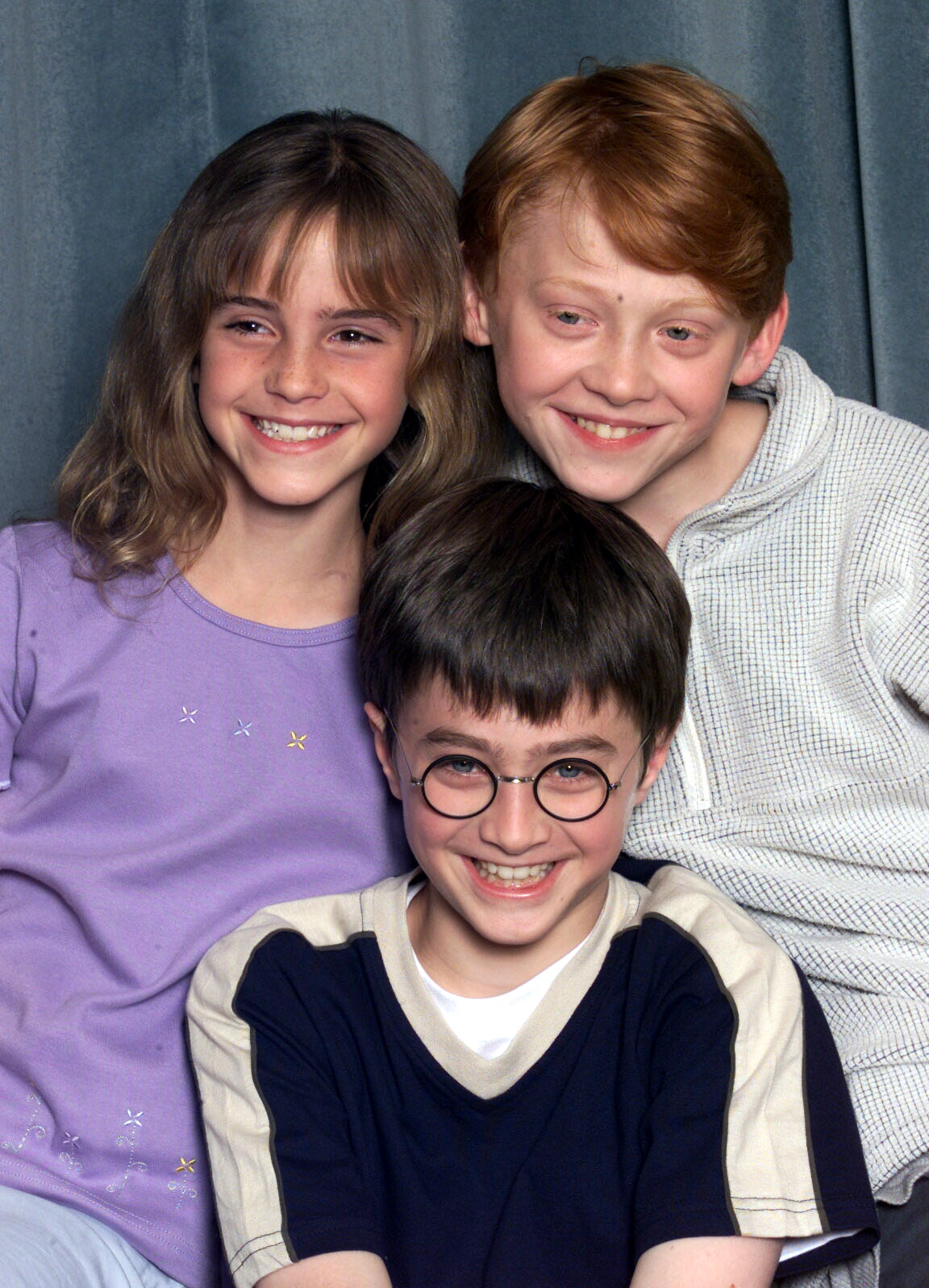 Emma Watson, Rupert Grint et Daniel Radcliffe sont photographiés lors d'un photocall pour présenter la nouvelle distribution des films "Harry Potter" le 23 août 2000 à Londres, Angleterre | Source : Getty Images