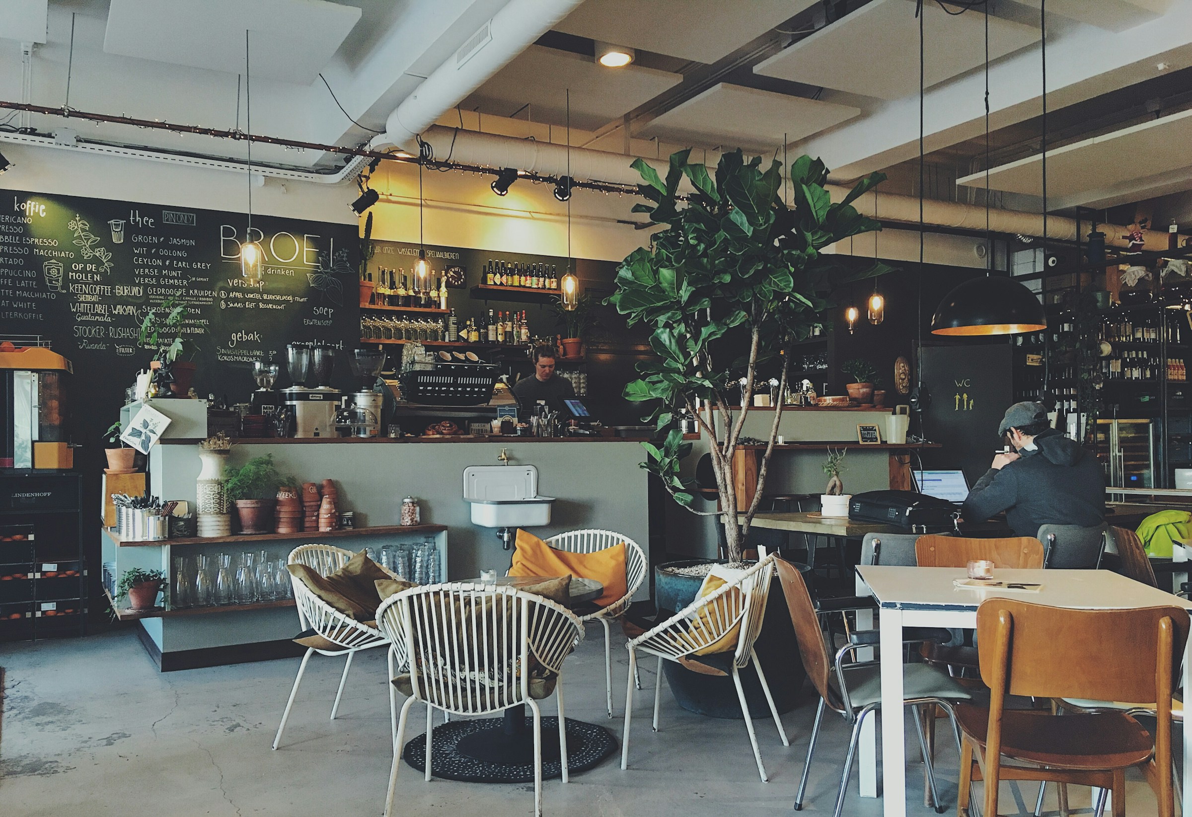 L'intérieur d'un café | Source : Unsplash