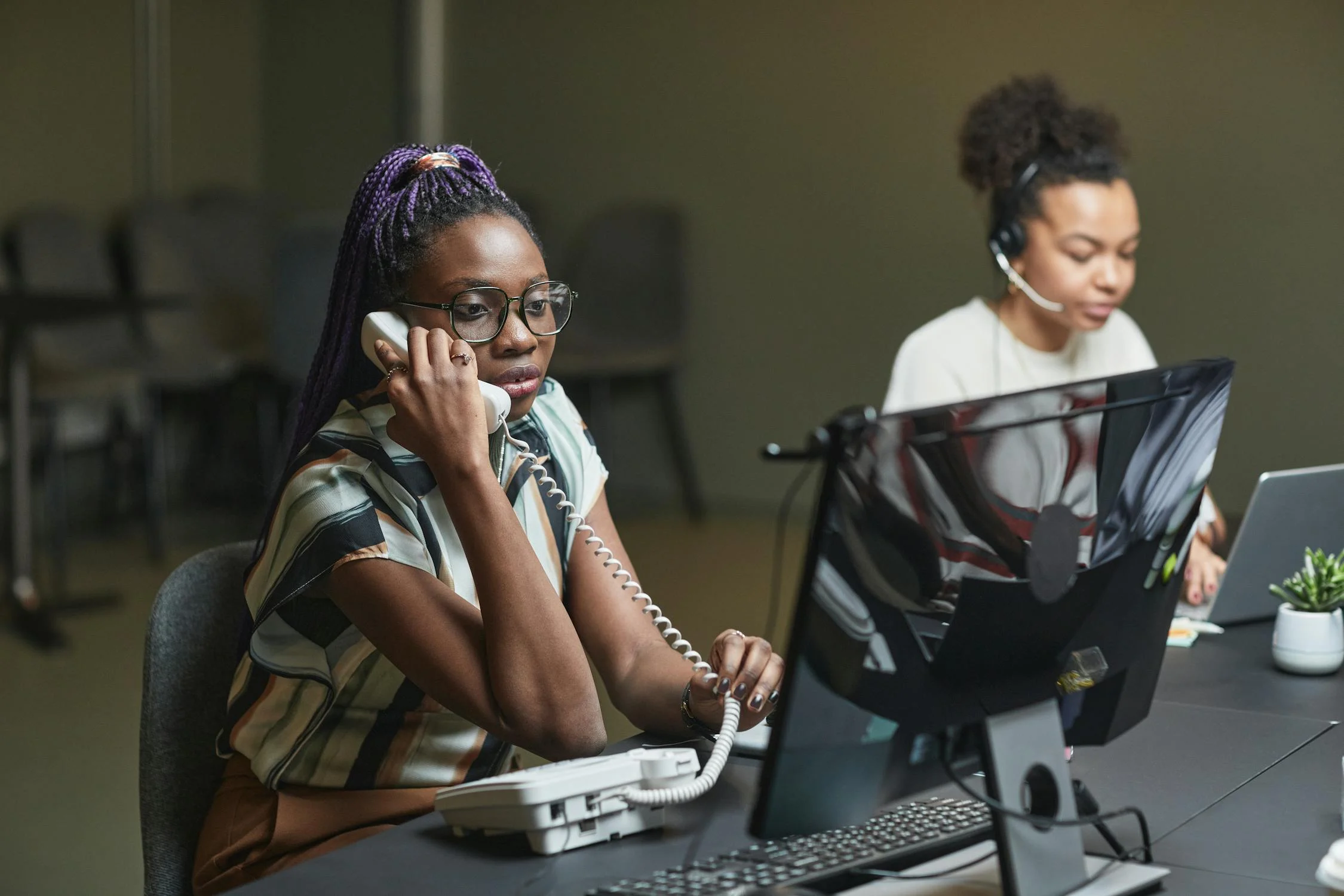 Une opératrice au téléphone | Source : Pexels