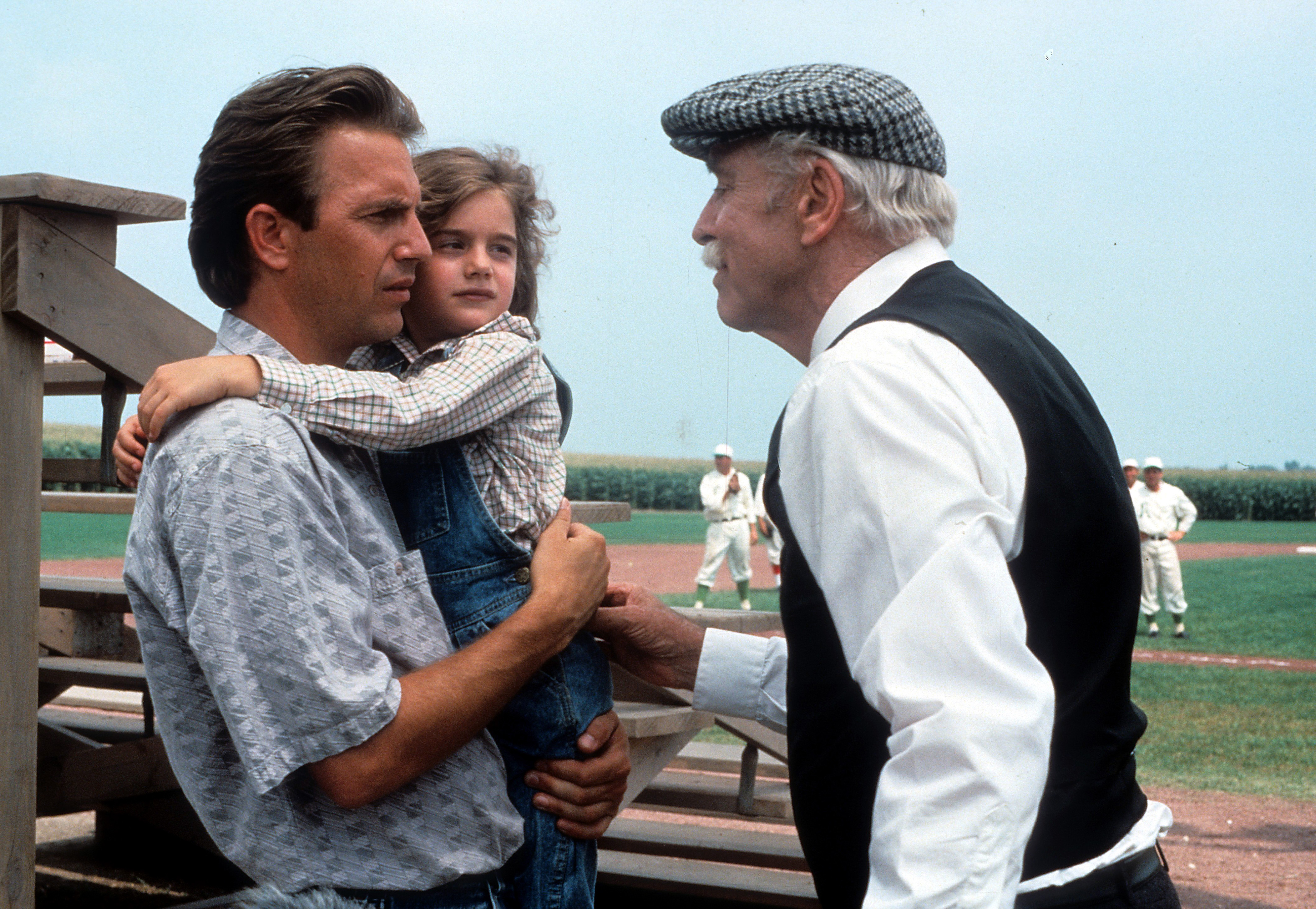 Kevin Costner et Gaby Hoffmann sur le plateau de "Jusqu'au bout du rêve", 1989 | Source : Getty Images