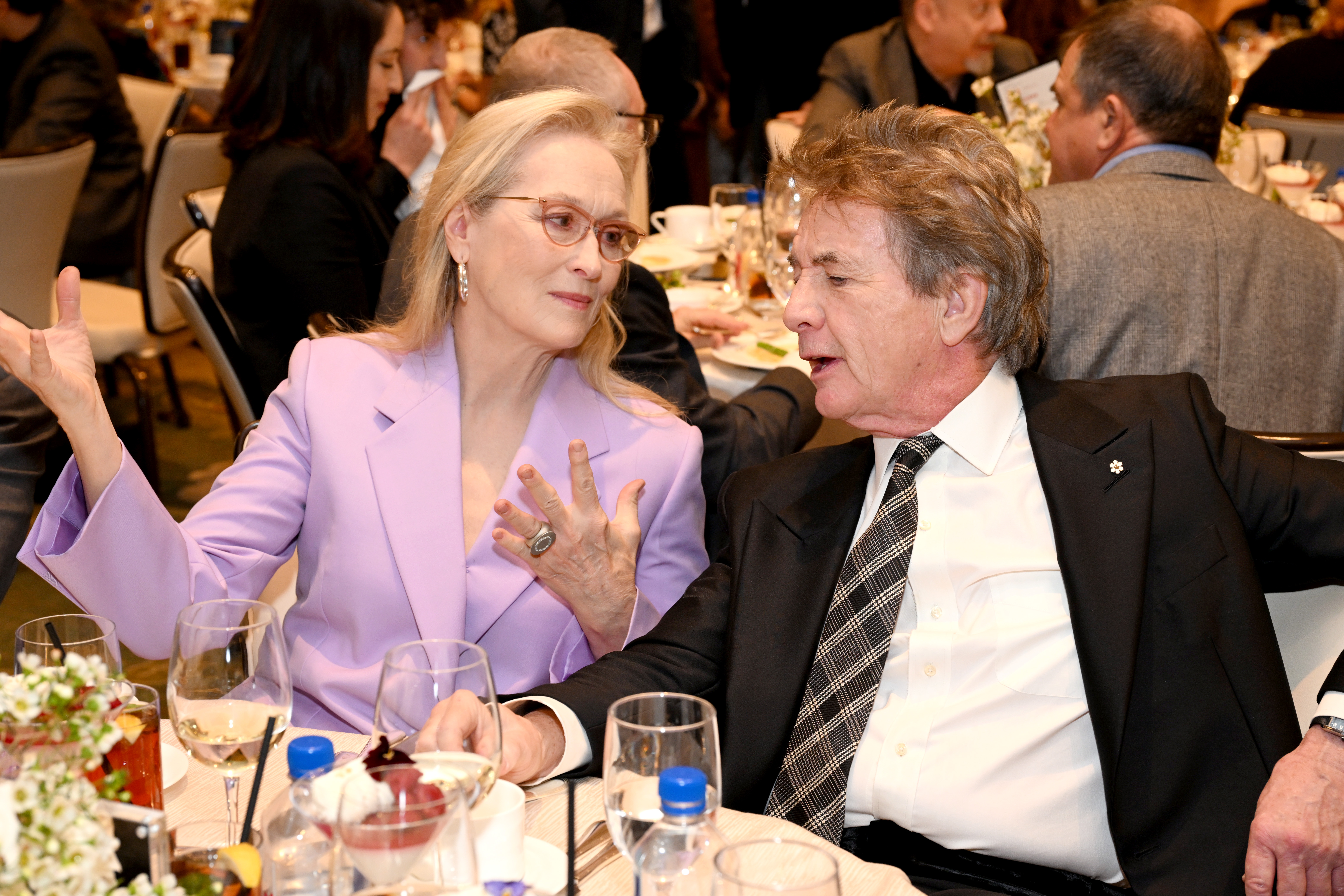 Meryl Streep et Martin Short avec de l'eau FIJI lors du déjeuner des AFI Awards au Four Seasons Hotel Los Angeles at Beverly Hills à Los Angeles, Californie, le 12 janvier 2024. | Source : Getty Images