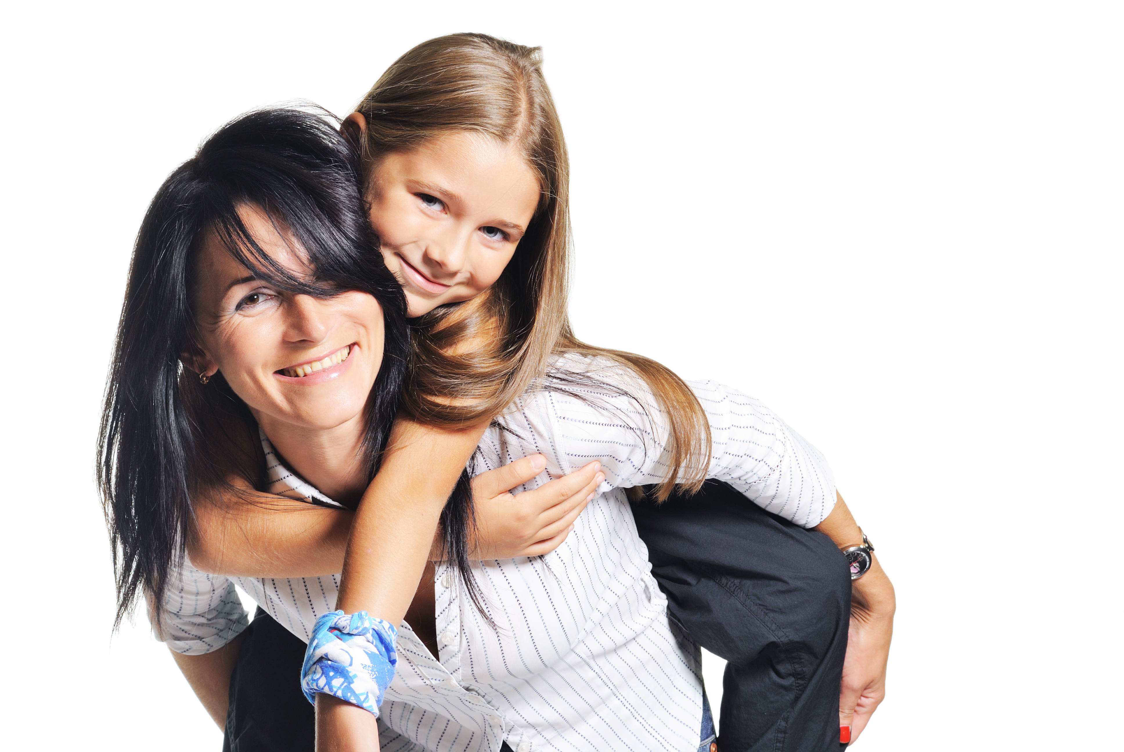 Une femme portant une jeune fille sur son dos | Source : Shutterstock