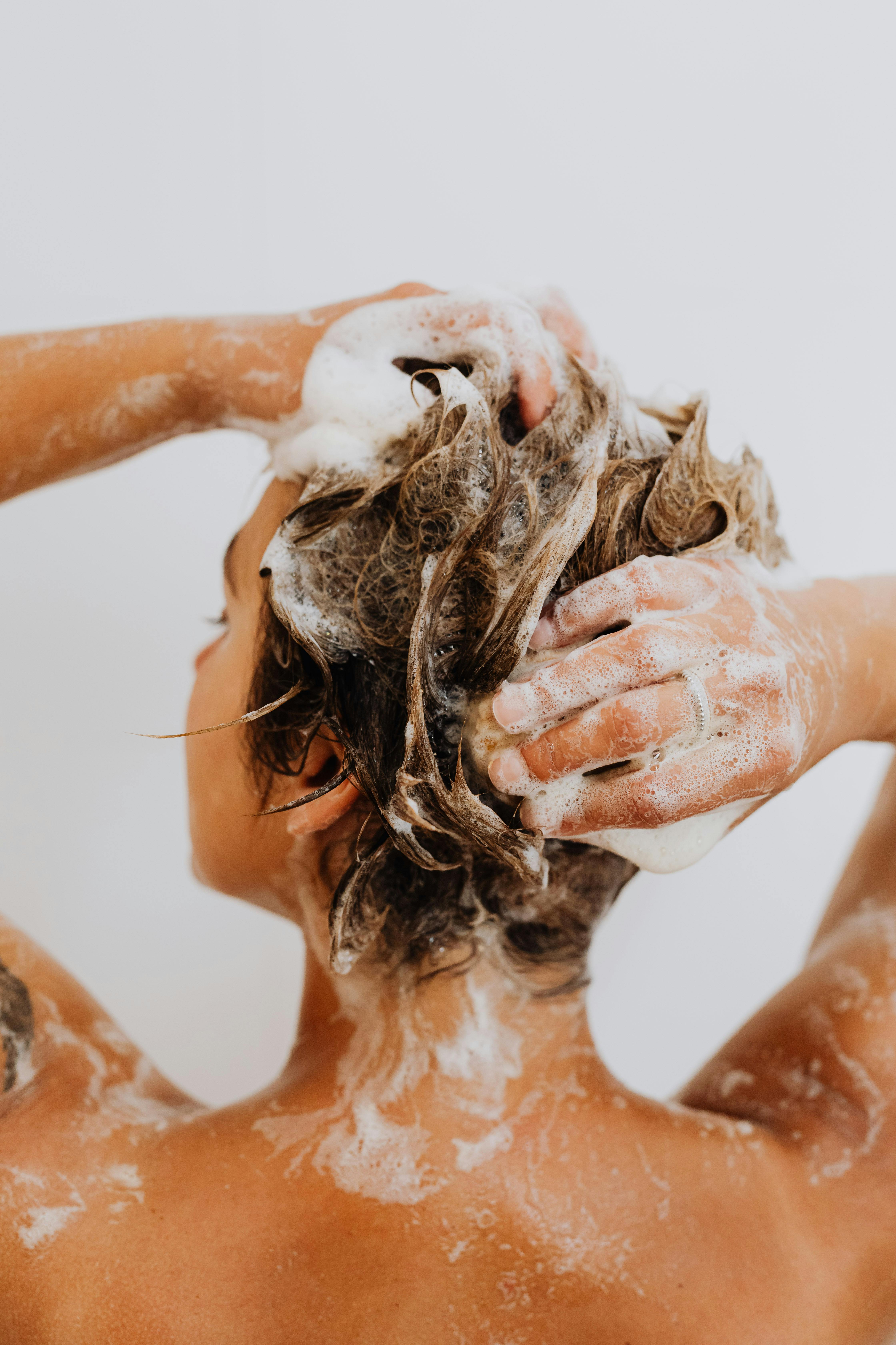 Une femme se lave les cheveux sous la douche | Source : Pexels