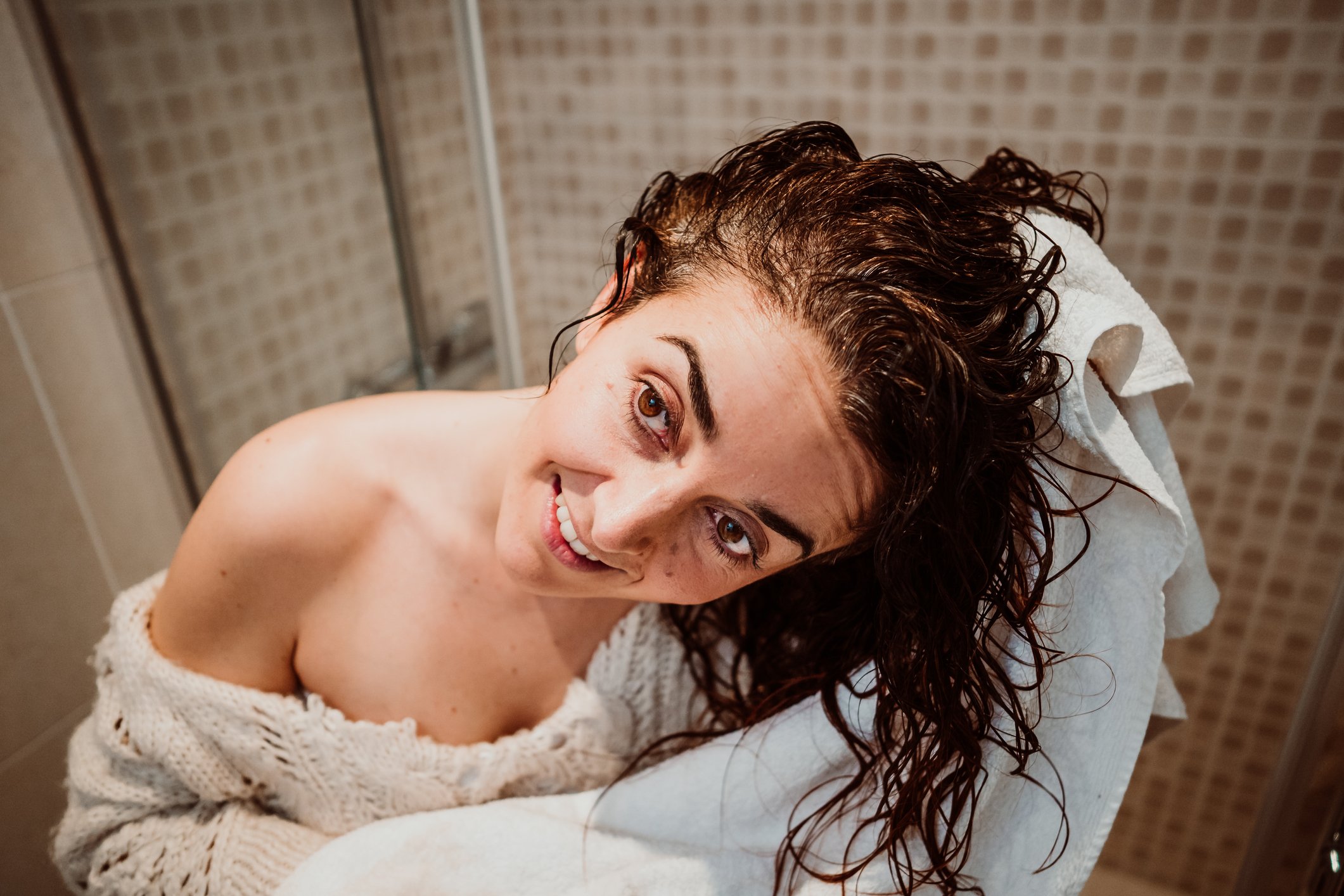 Une femme qui essuie ses cheveux avec une serviette. | Photo : Getty Images