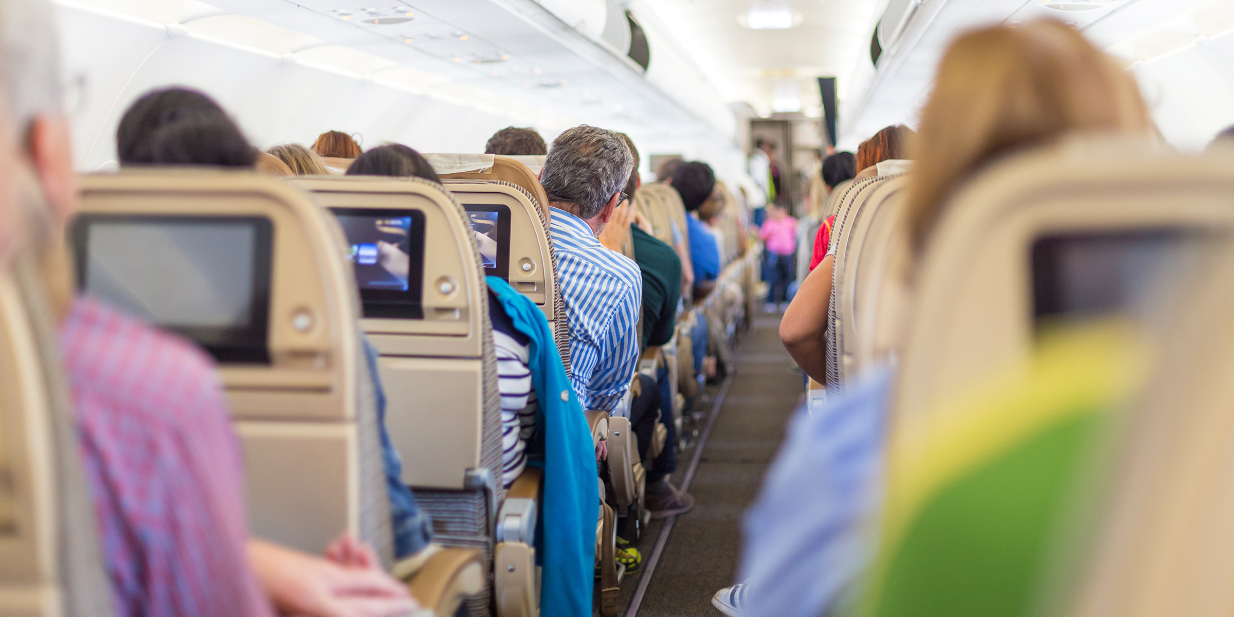 Des passagers d'un avion | Source : Shutterstock