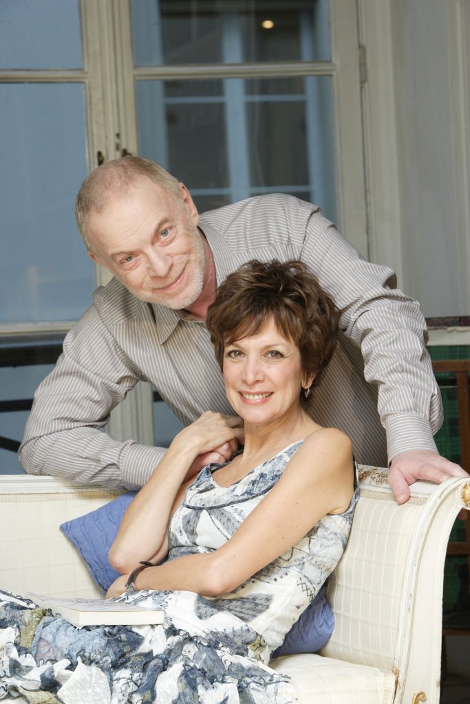 Catherine Laborde et Thomas Stern posent chez eux. | Photo : Getty Images