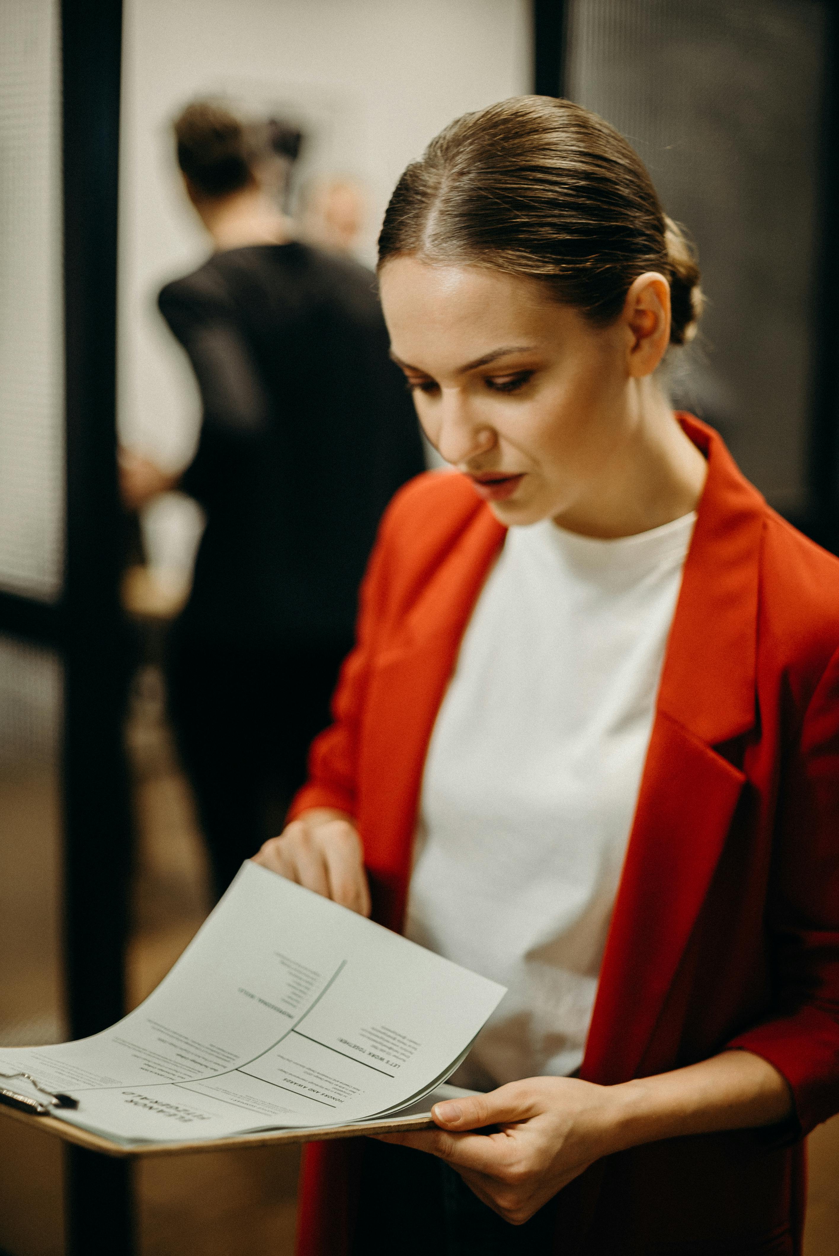 Une femme tenant un presse-papiers | Source : Pexels