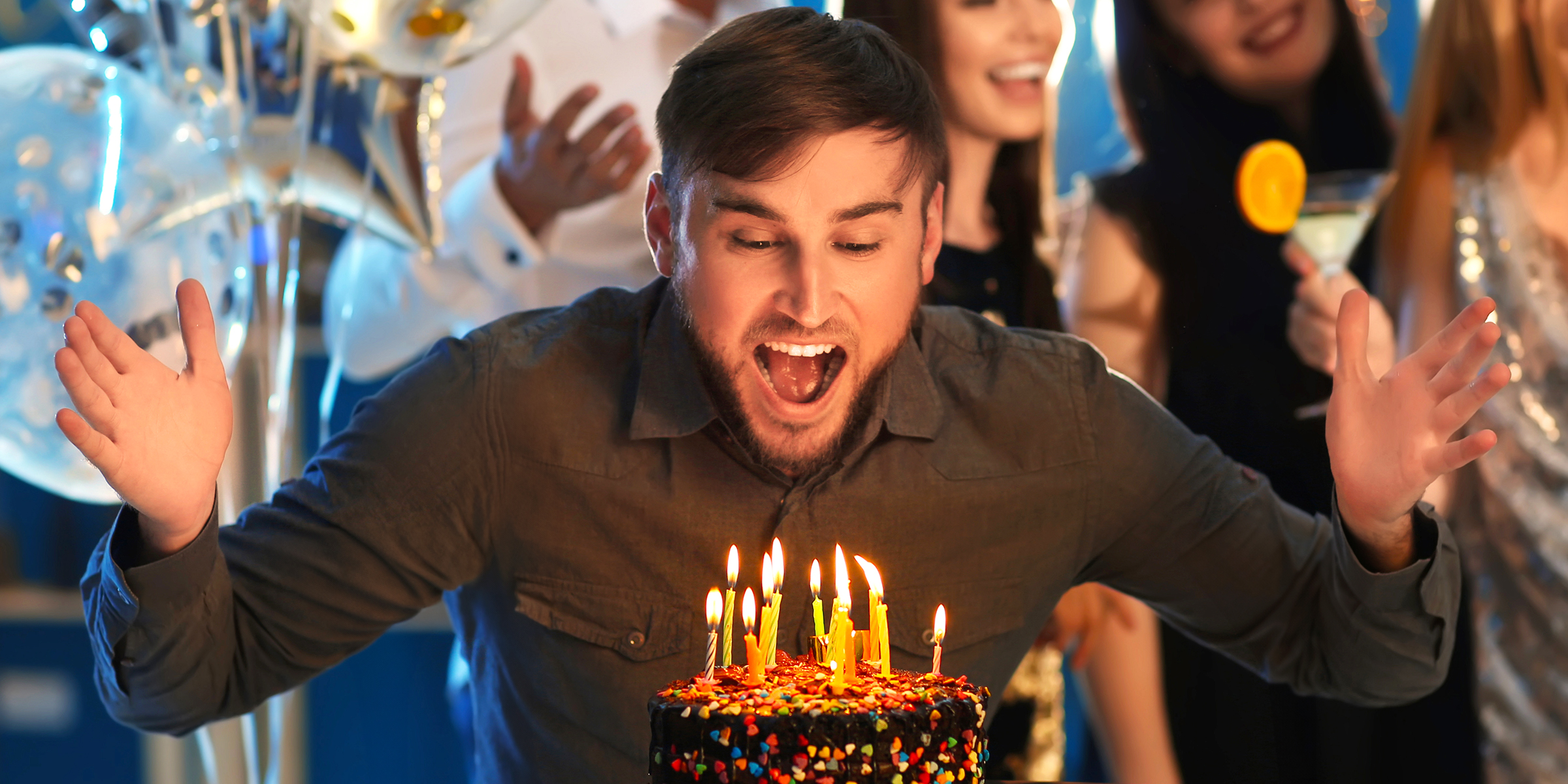 Un homme heureux qui fête son anniversaire | Source : Shutterstock