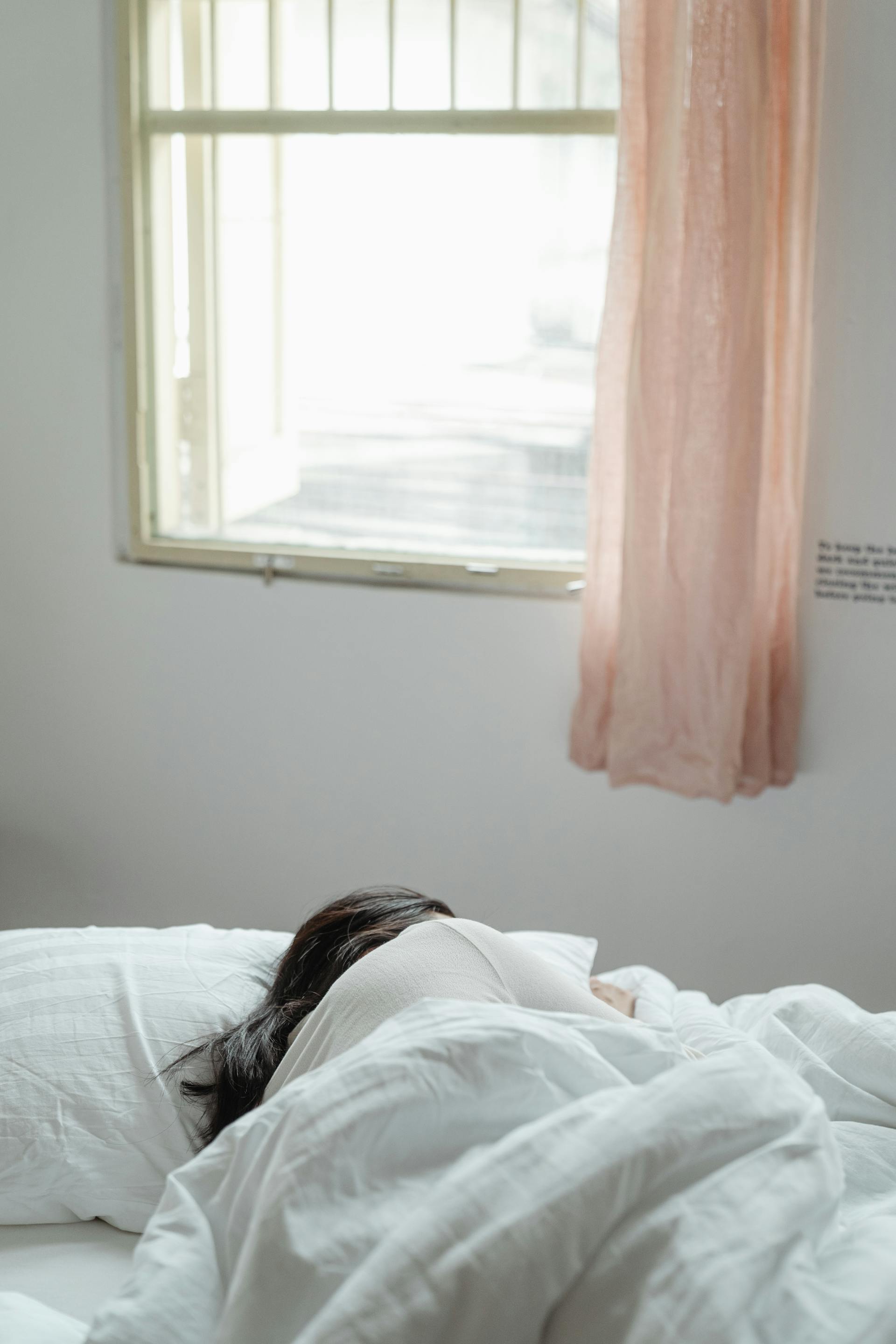 Une personne qui dort dans son lit | Source : Pexels