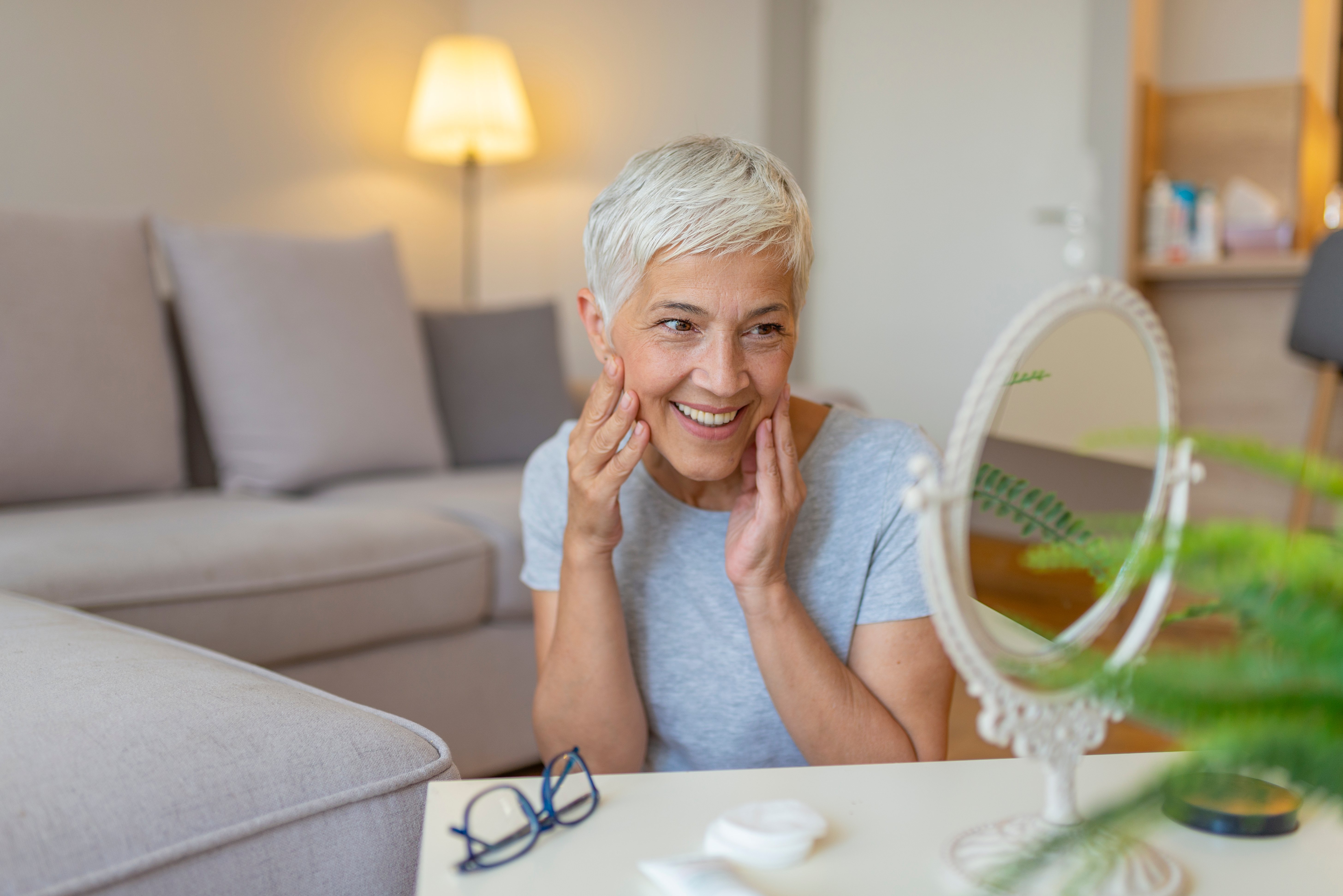 Une femme d'âge mure devant son miroir | source : Shutterstock