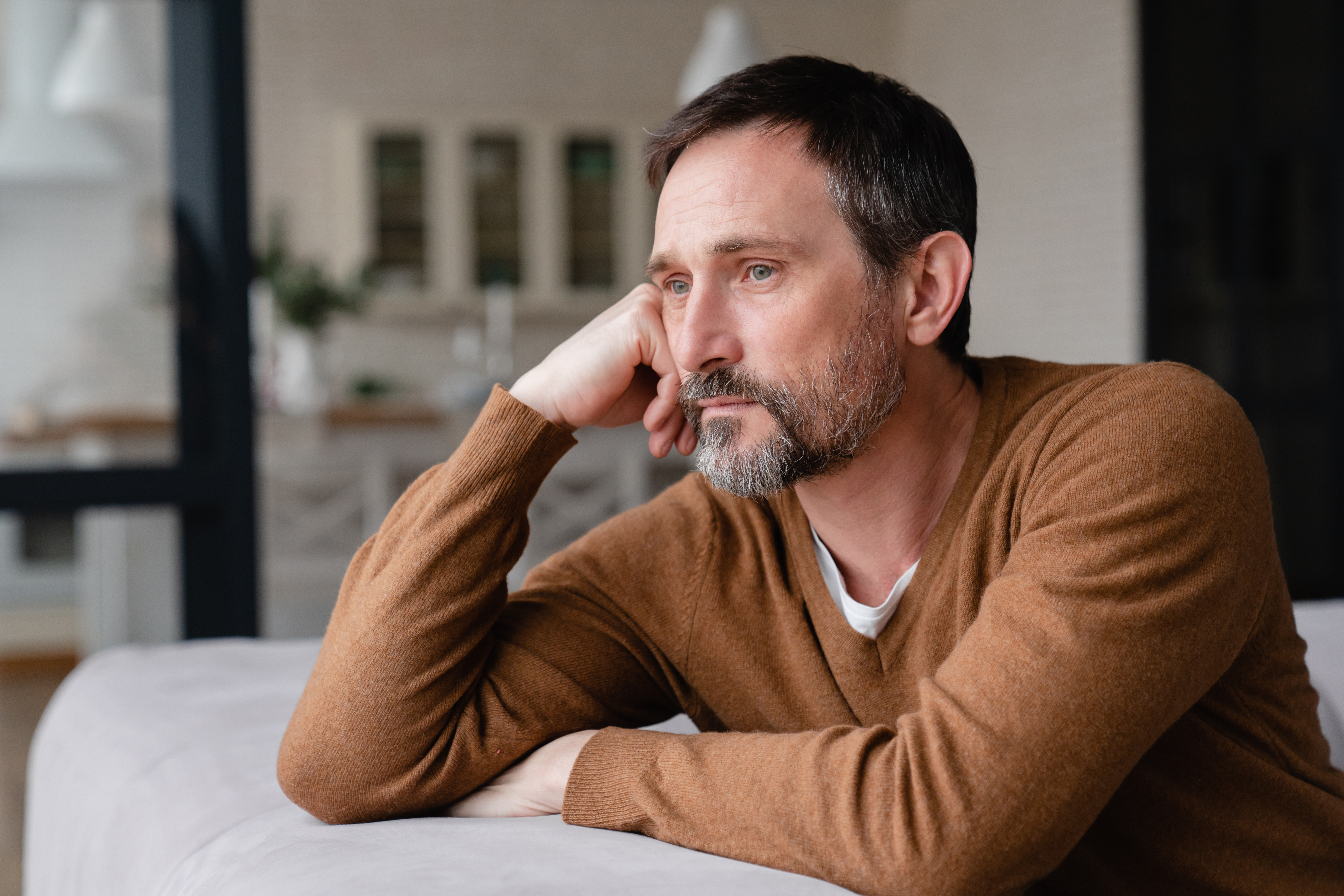 Un homme plongé dans ses pensées | Source : Shutterstock