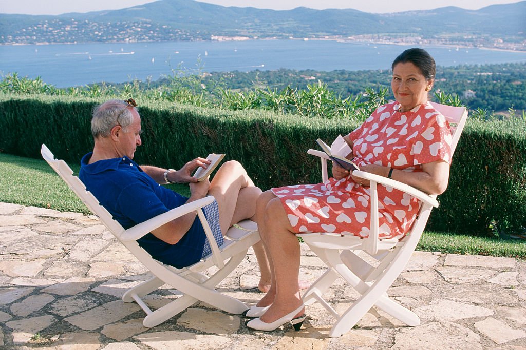 La ministre française de la Santé Simone Veil et son mari, le politicien Antoine Veil, en vacances à Grimaud. | Photo : Getty Images
