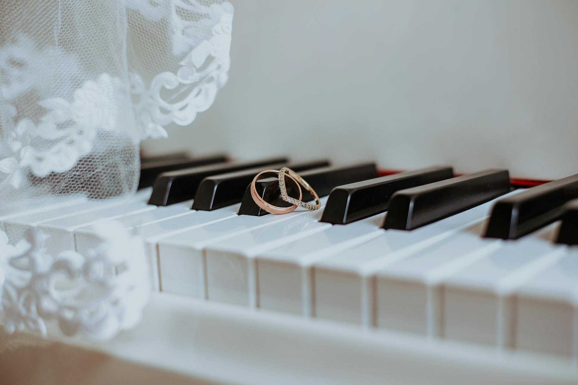 Anneaux de mariage sur un piano | Source : Pexels