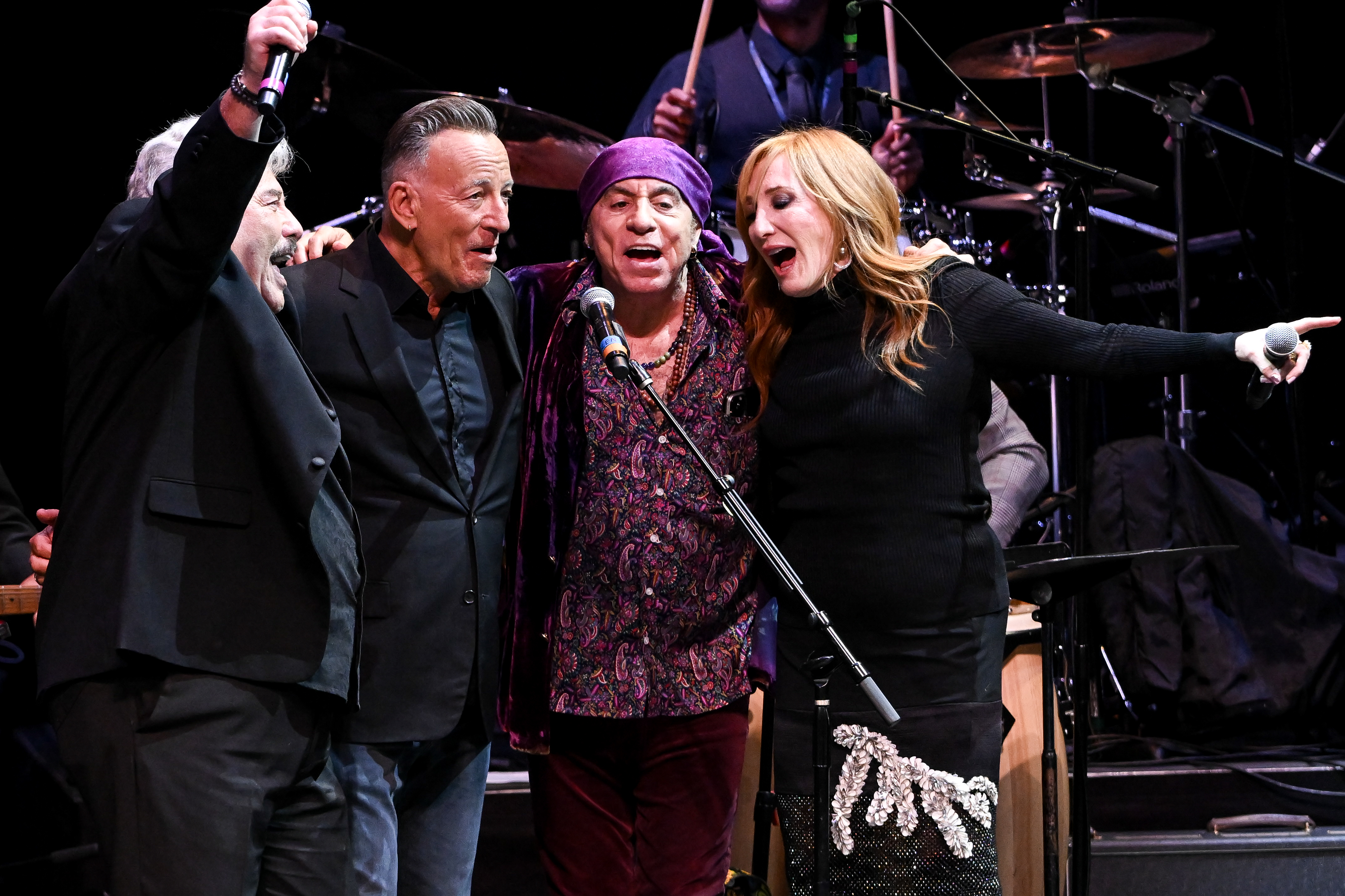 Patti Scialfa et Bruce Springsteen se produisant avec Tony Orlando et Steven Van Zandt lors de la 15e cérémonie annuelle d'intronisation à Newark, New Jersey, le 29 octobre 2023 | Source : Getty Images