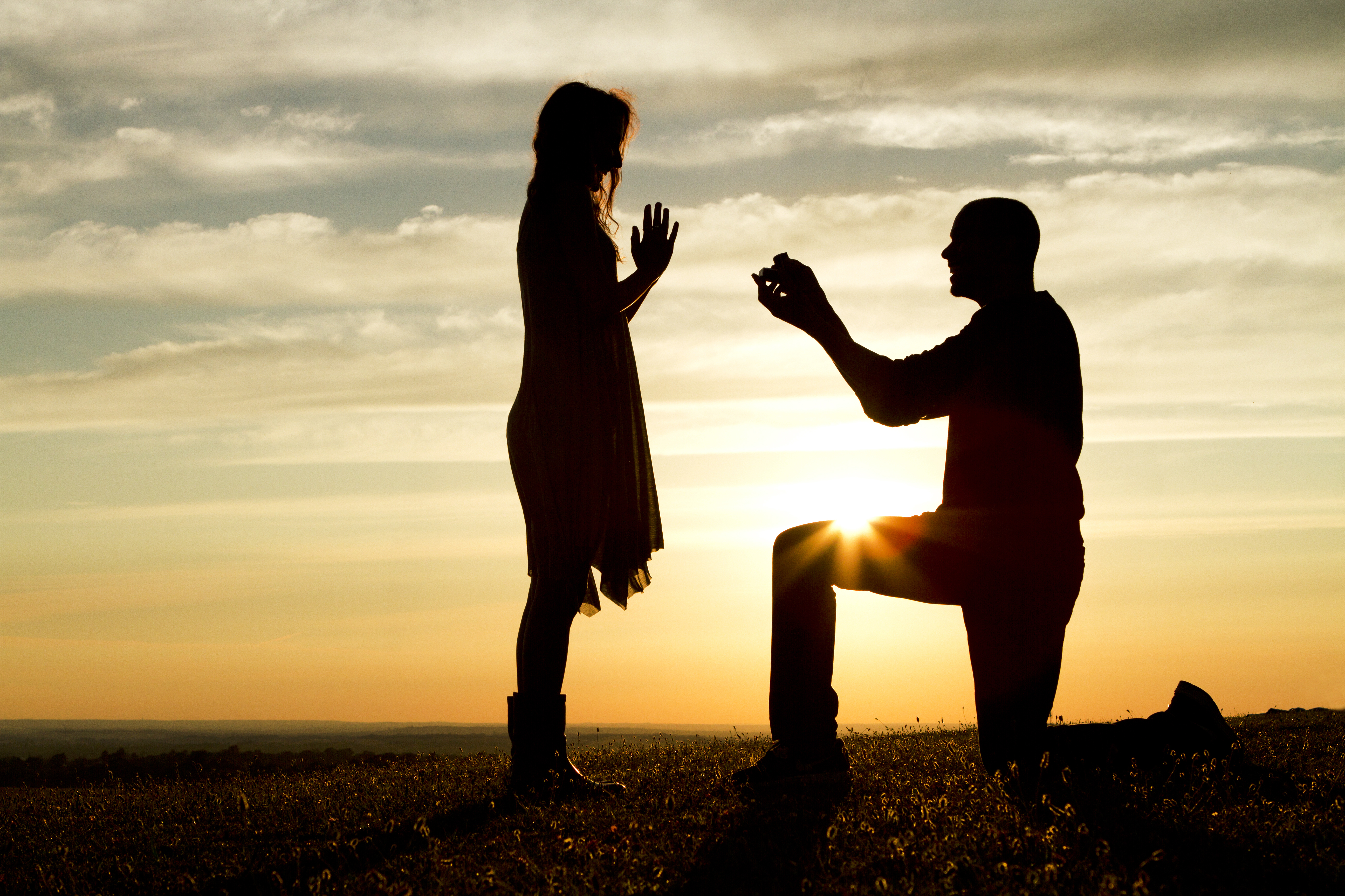 Un homme demande sa petite amie en mariage | Source : Shutterstock