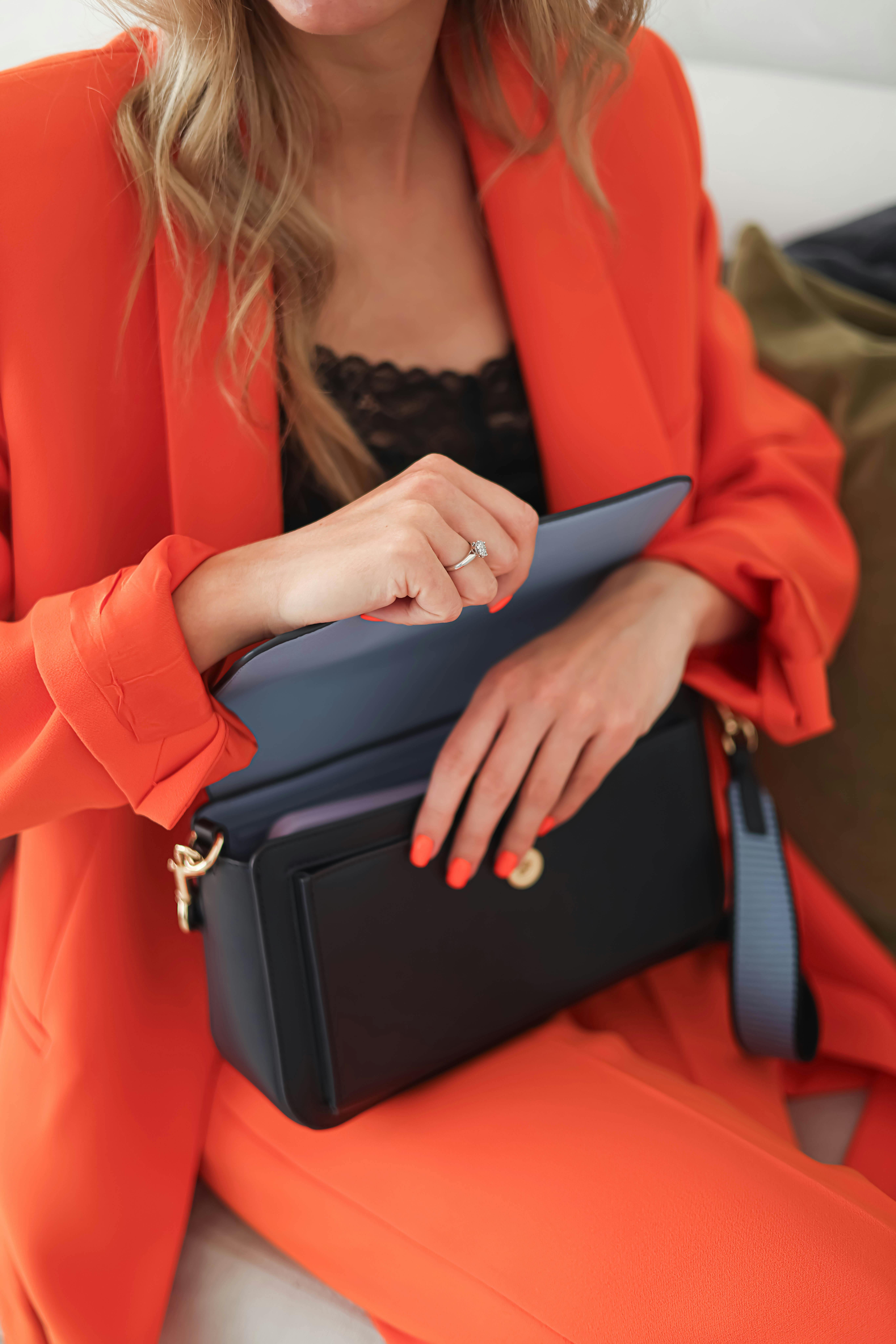 Femme sortant un portefeuille de son sac | Source : Pexels
