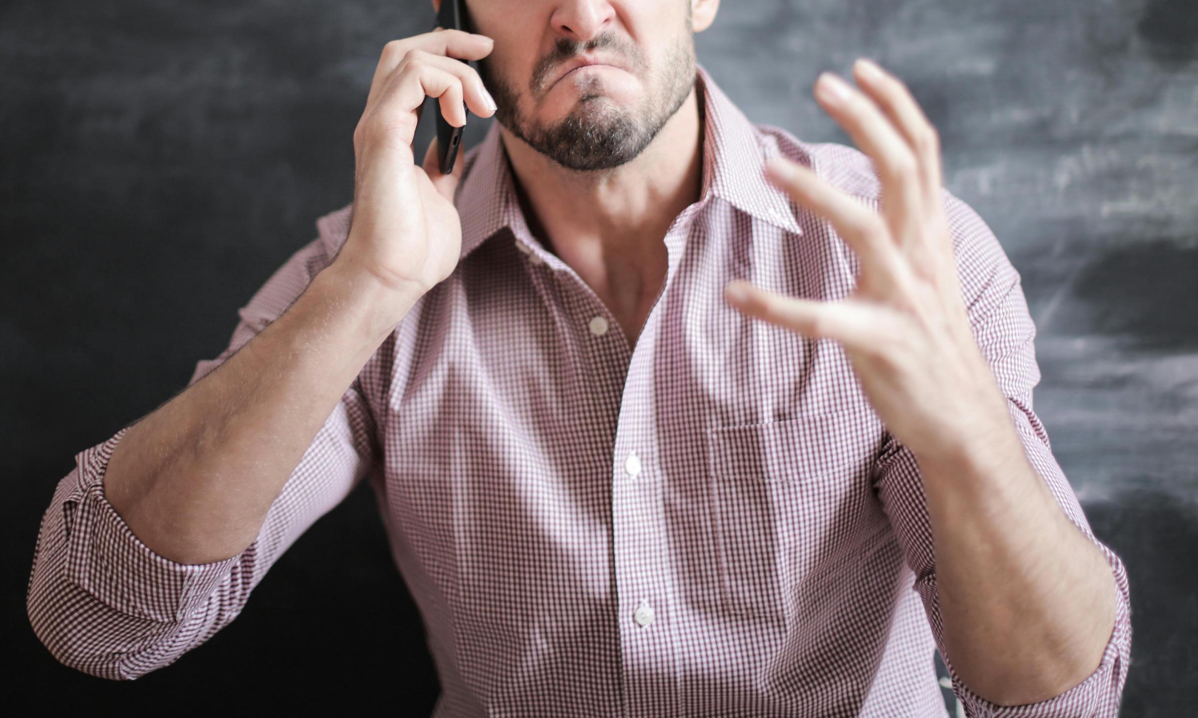 Un homme réagit avec colère tout en parlant au téléphone portable | Source : Pexels