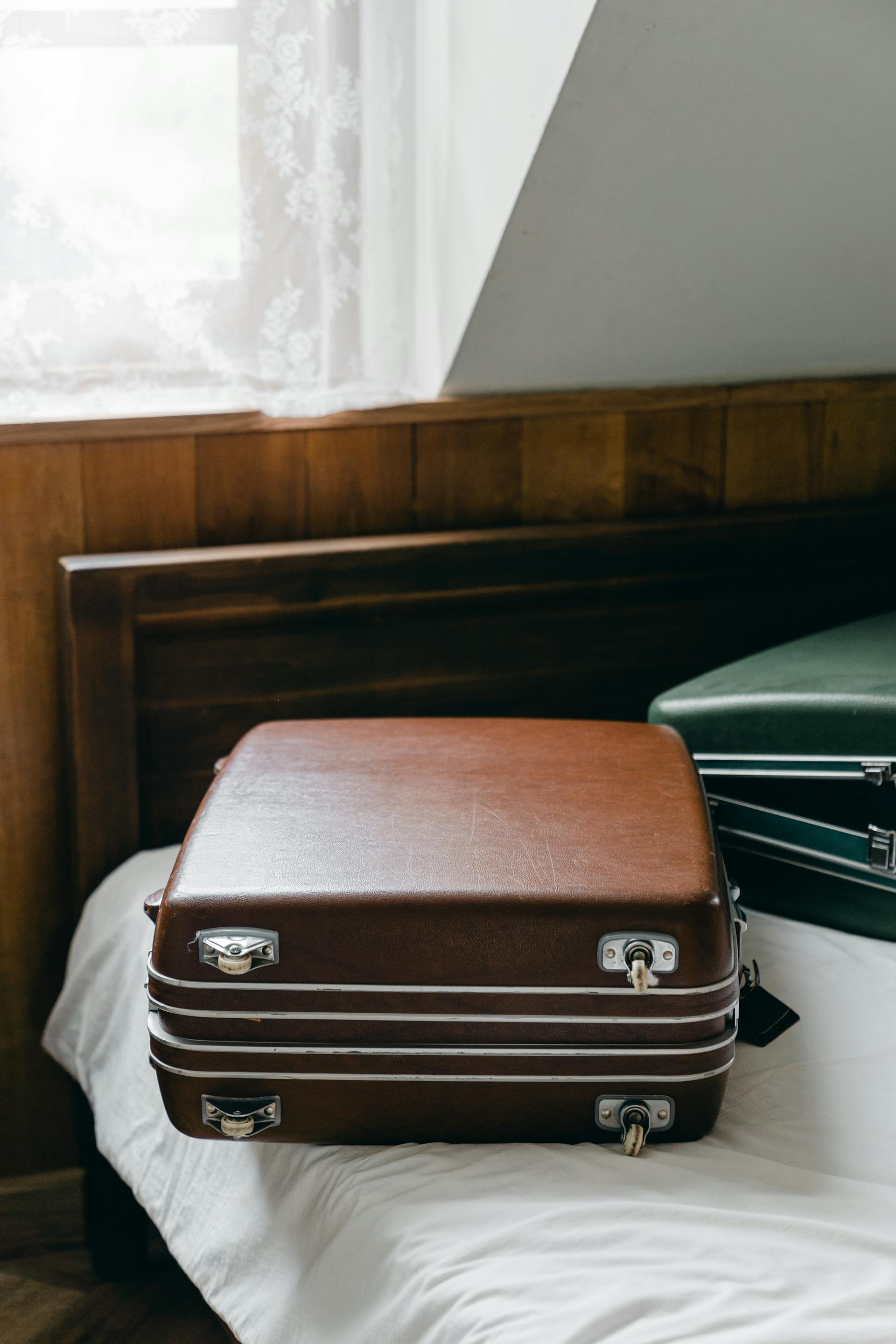 Des valises sur un lit | Source : Pexels