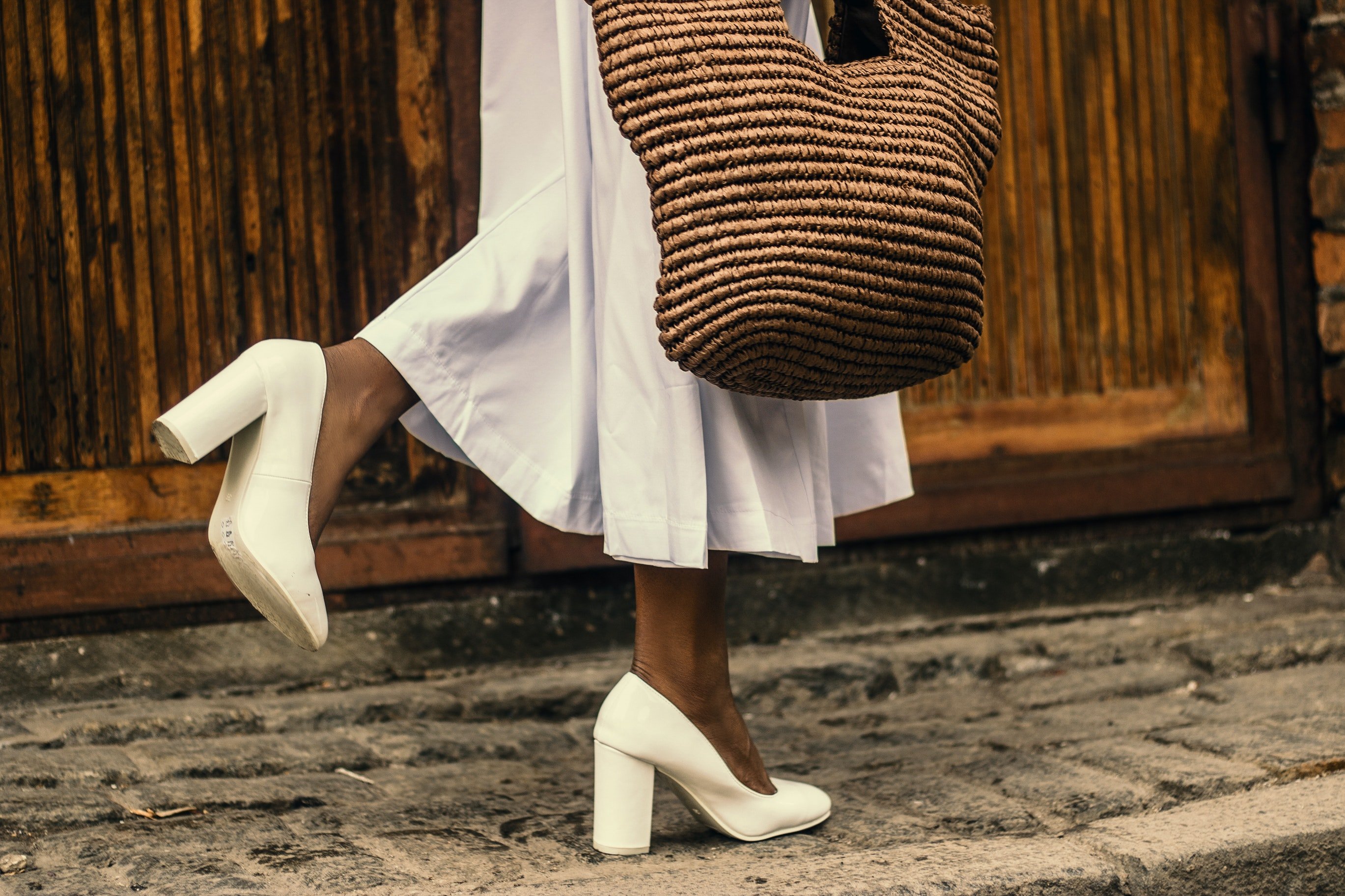 Une femme en jupe blanche. | Photo : Pexel