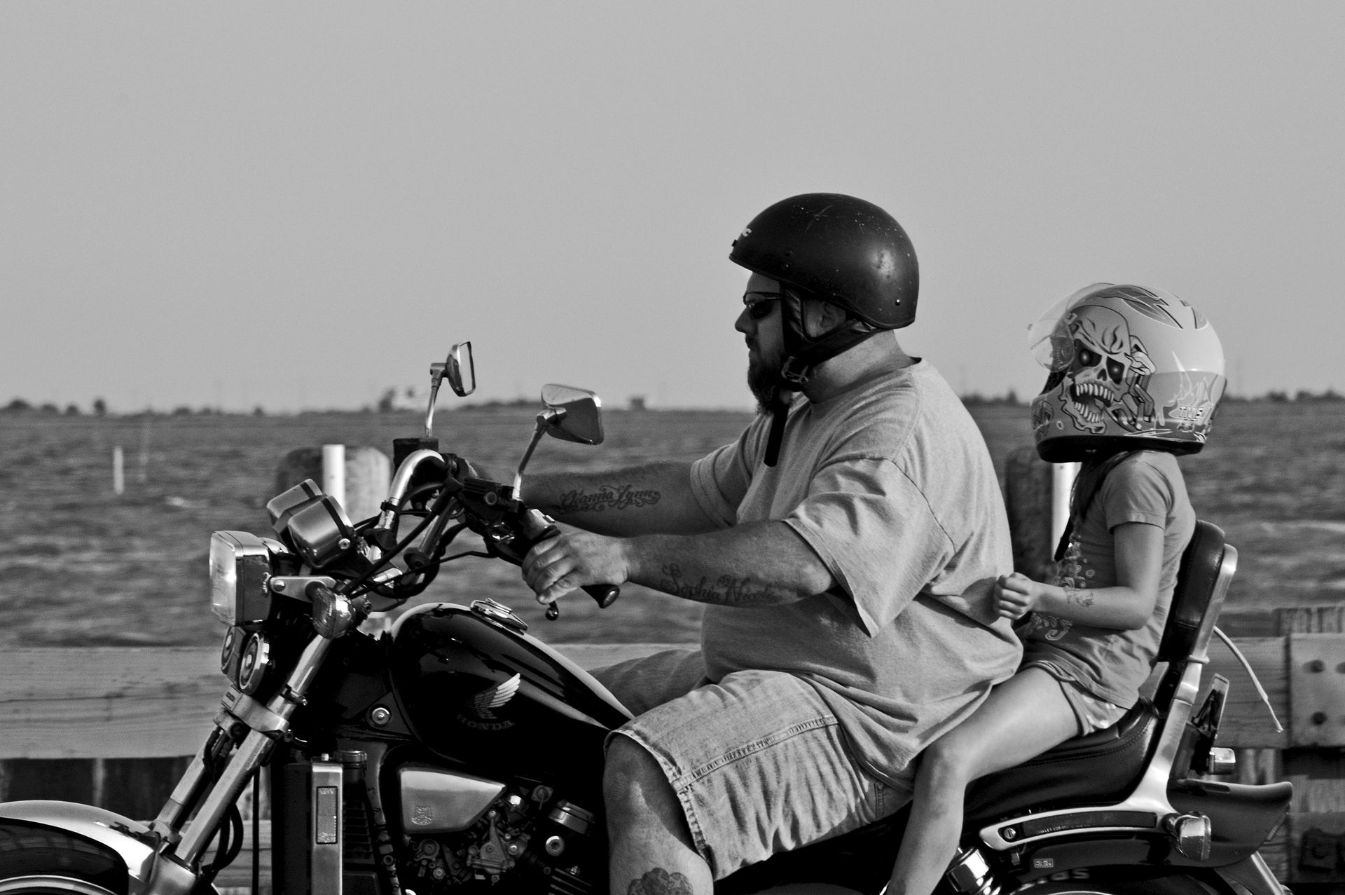Un homme et un enfant à moto | Source : Pexels