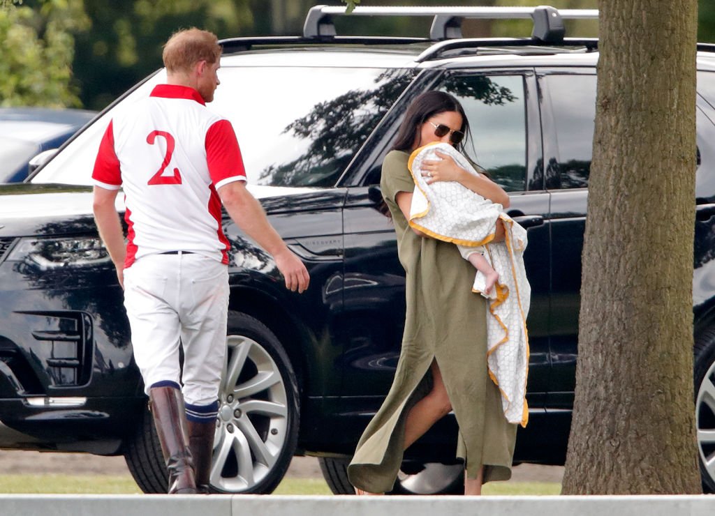 Le prince Harry, le duc de Sussex, Meghan, la duchesse de Sussex et le prince Archie Harrison Mountbatten-Windsor assistent au King Power Royal Charity Polo Day au Billingbear Polo Club | Photo : Getty Images