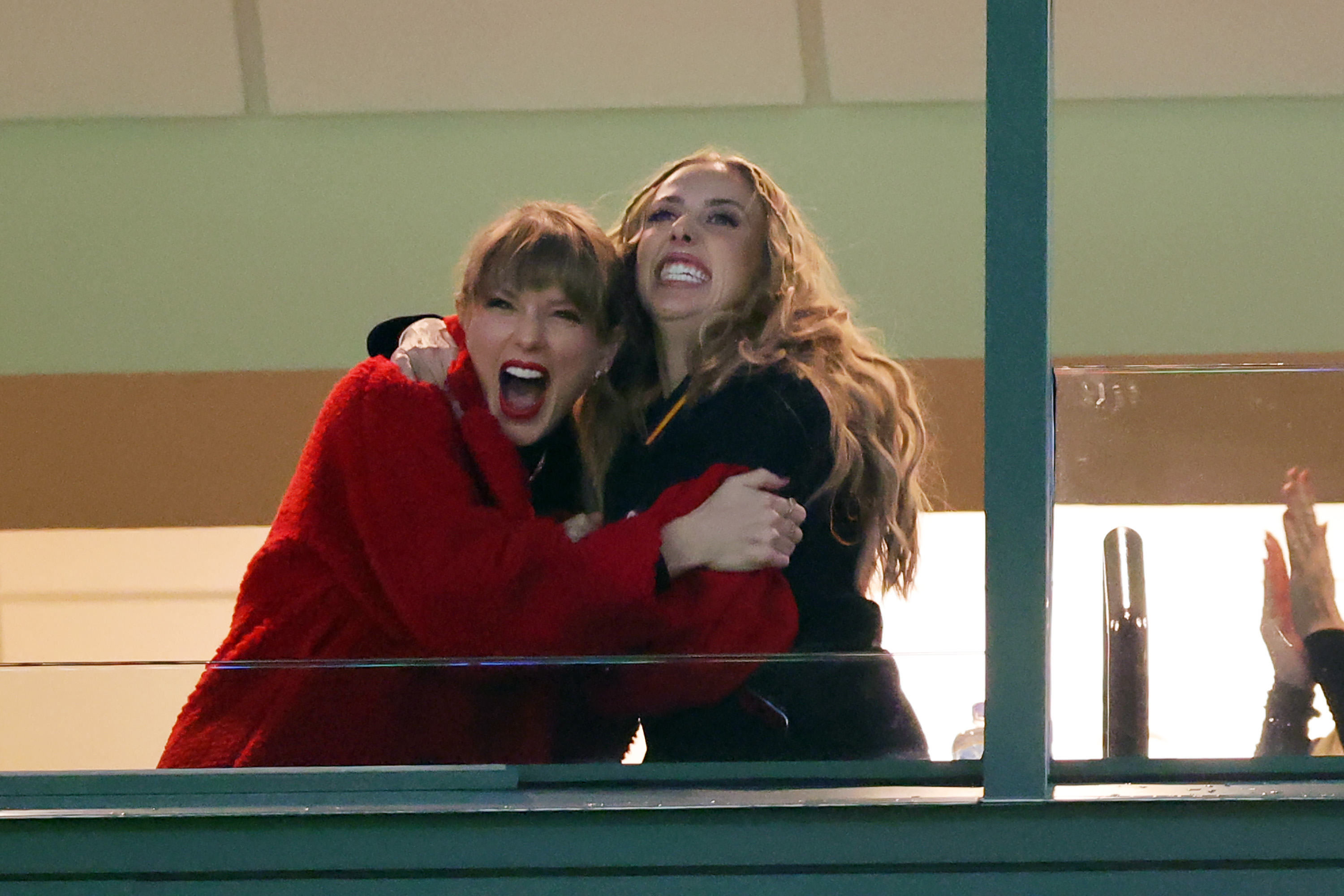 Taylor Swift et Brittany Mahomes applaudissant lors d'un match entre les Kansas City Chiefs et les Green Bay Packers à Green Bay, Wisconsin, le 3 décembre 2023 | Source : Getty Images