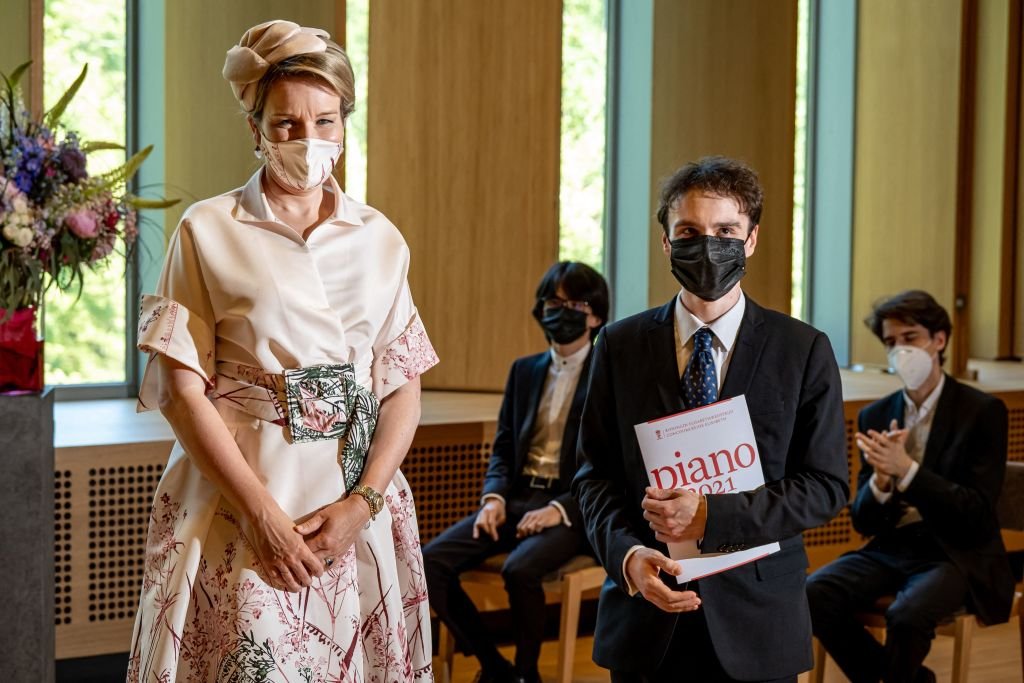 La reine Mathilde de Belgique et le pianiste français Jonathan Fournel (à droite) posent pour une photo lors de la cérémonie de remise des prix des lauréats du Concours Reine Elisabeth de piano 2021. | Photo : Getty Images