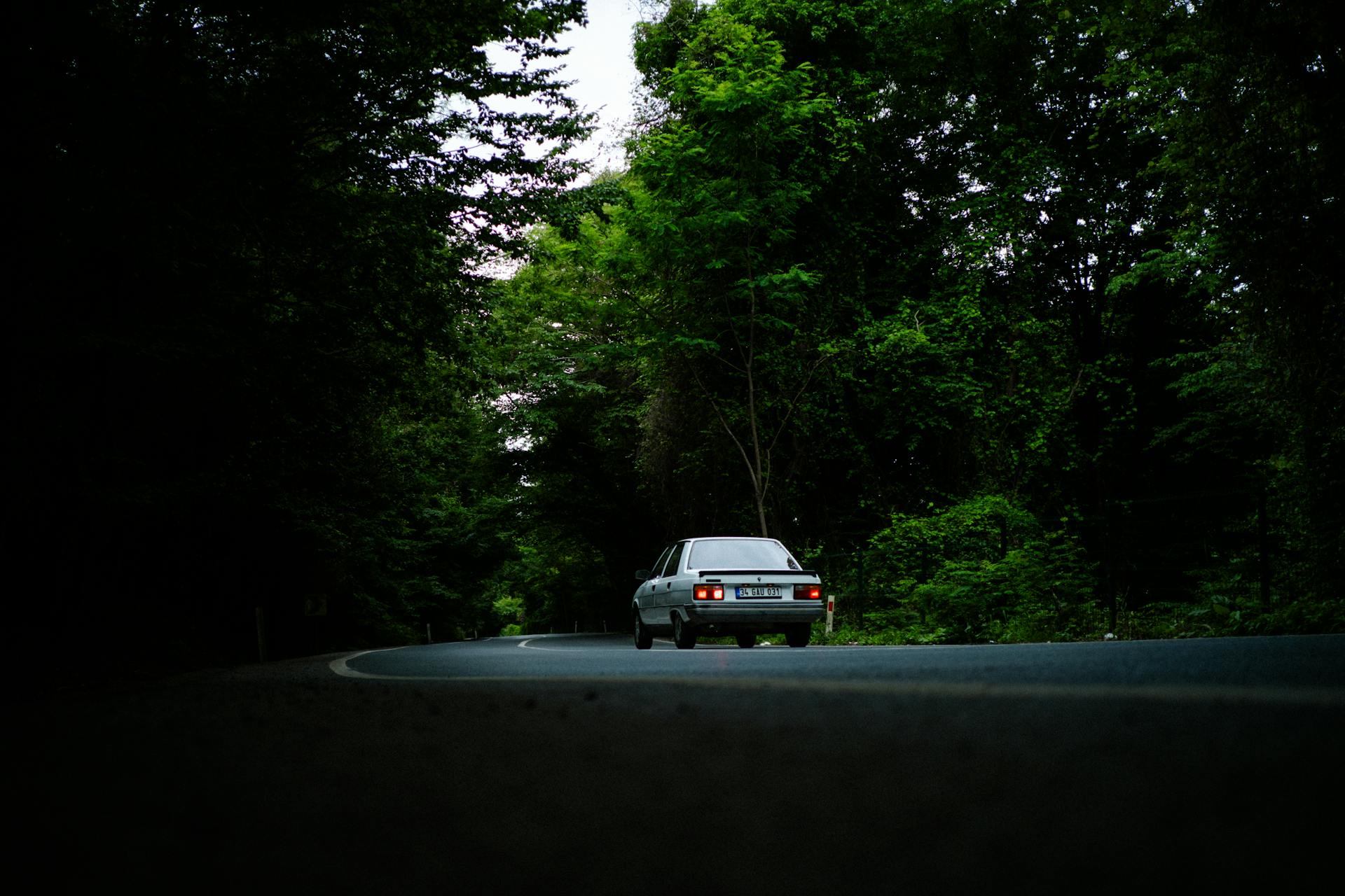 Une voiture descendant une rue | Source : Pexels