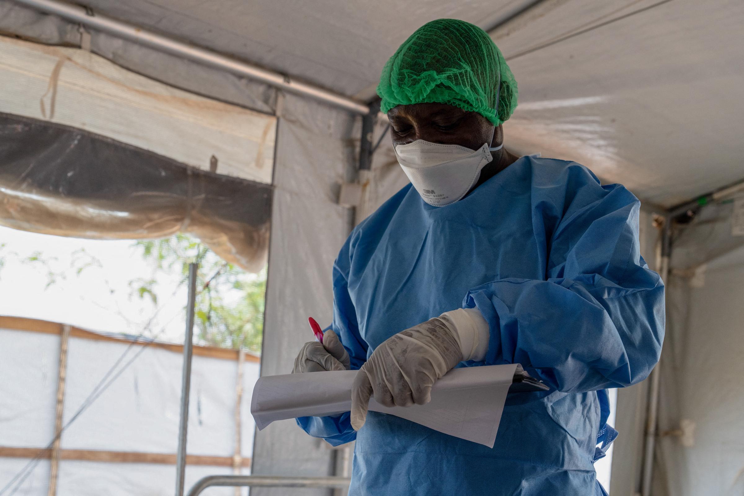 Un agent de santé dans un centre de traitement en République démocratique du Congo le 20 septembre 2024 | Source : Getty Images