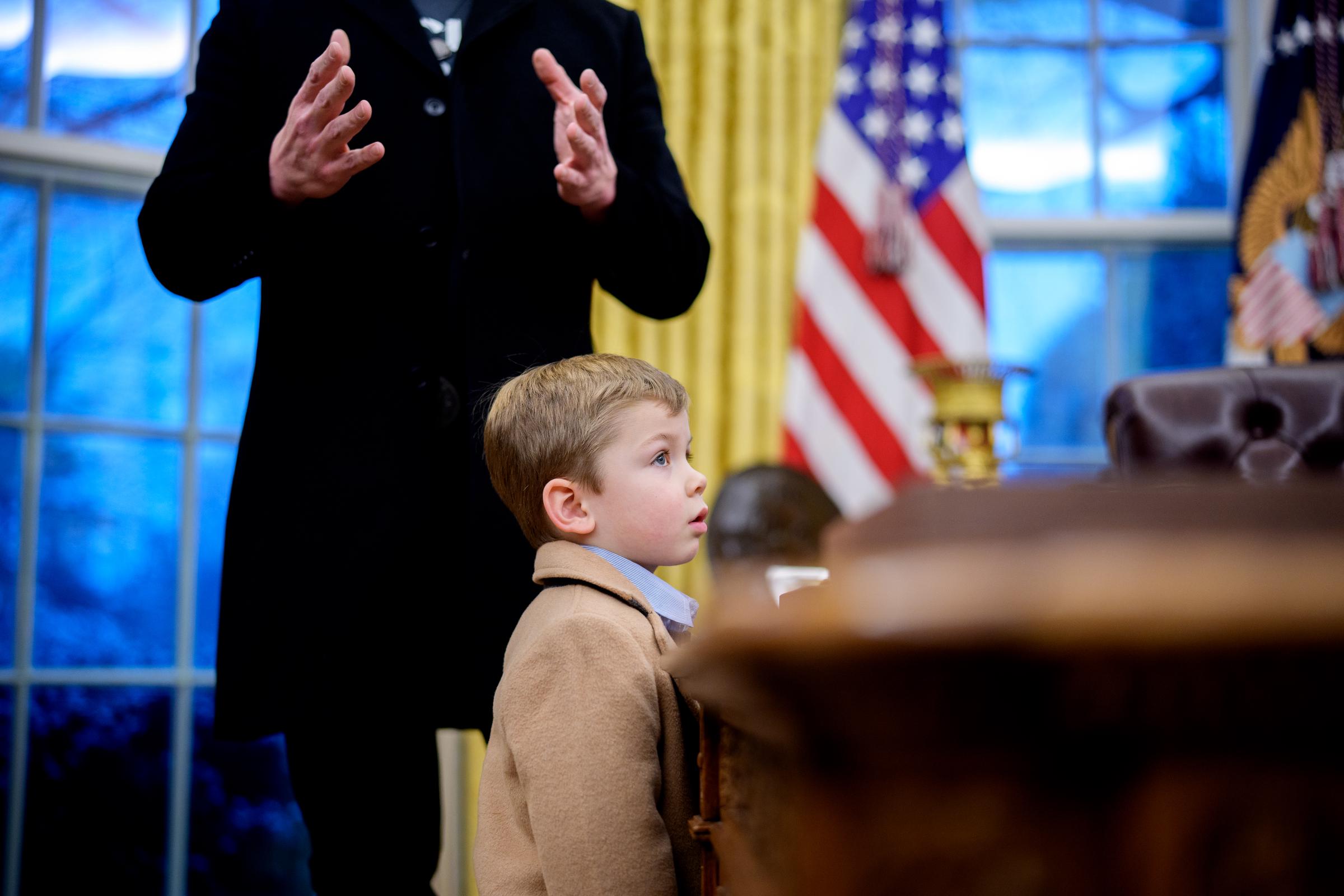 X Æ A-Xii se tient devant Elon Musk lors de la signature d'un décret. | Source : Getty images