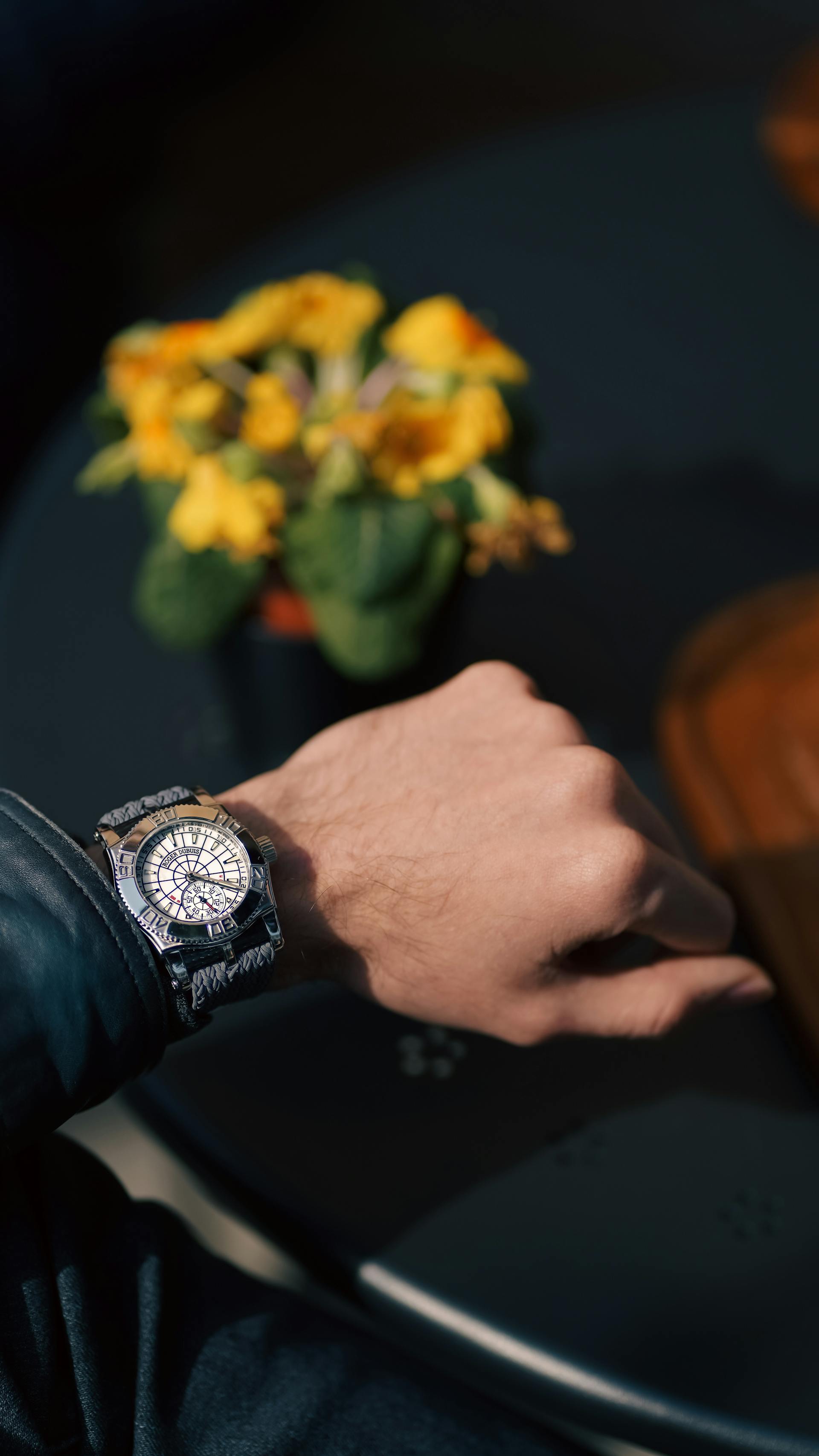 Gros plan sur une montre au poignet d'un homme | Source : Pexels