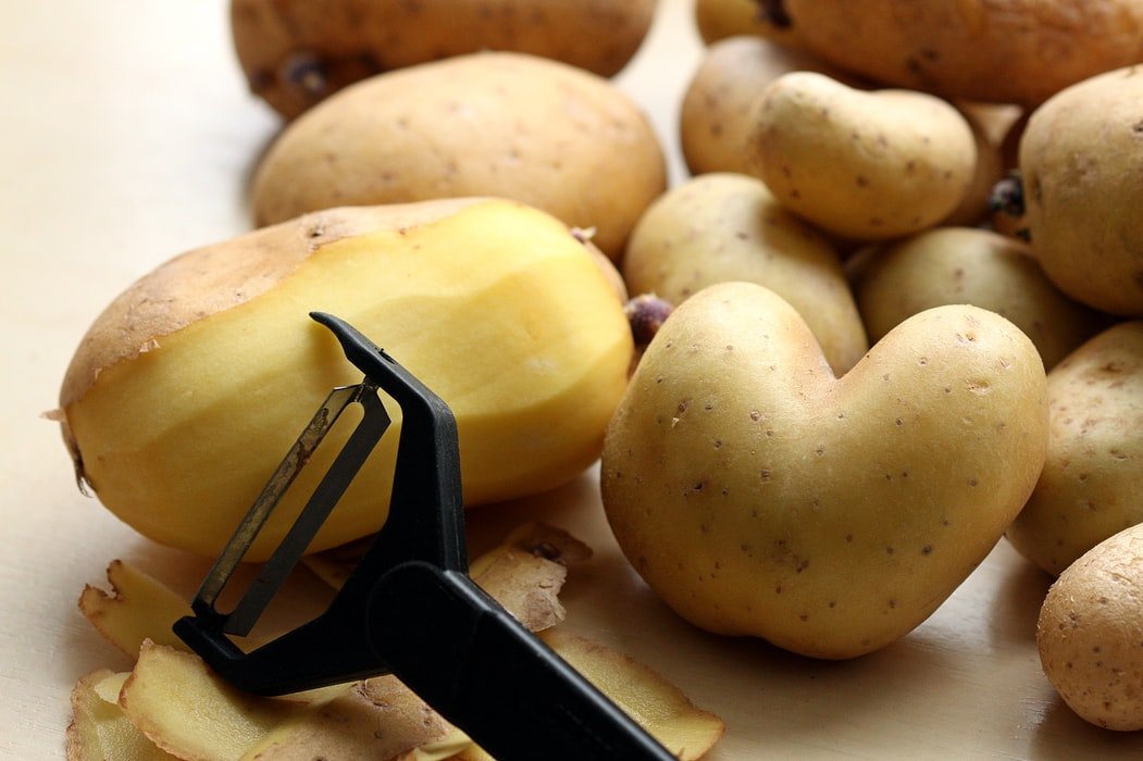 Des pommes de terre en train d'être épluchées. l Source : Unsplash