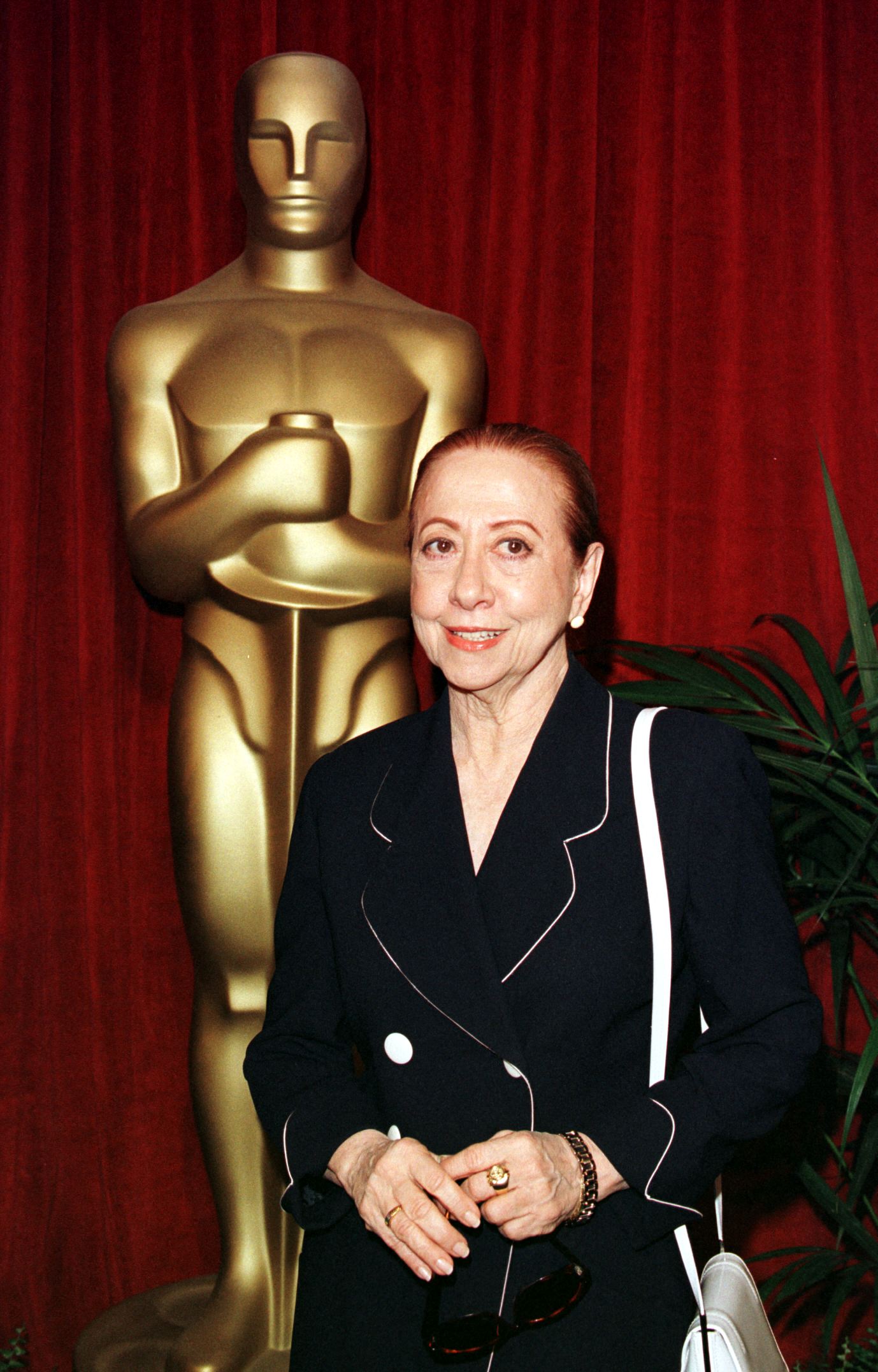 Fernanda Montenegro arrive au déjeuner annuel des nominés aux Oscars le 8 mars 1999. | Source : Getty Images